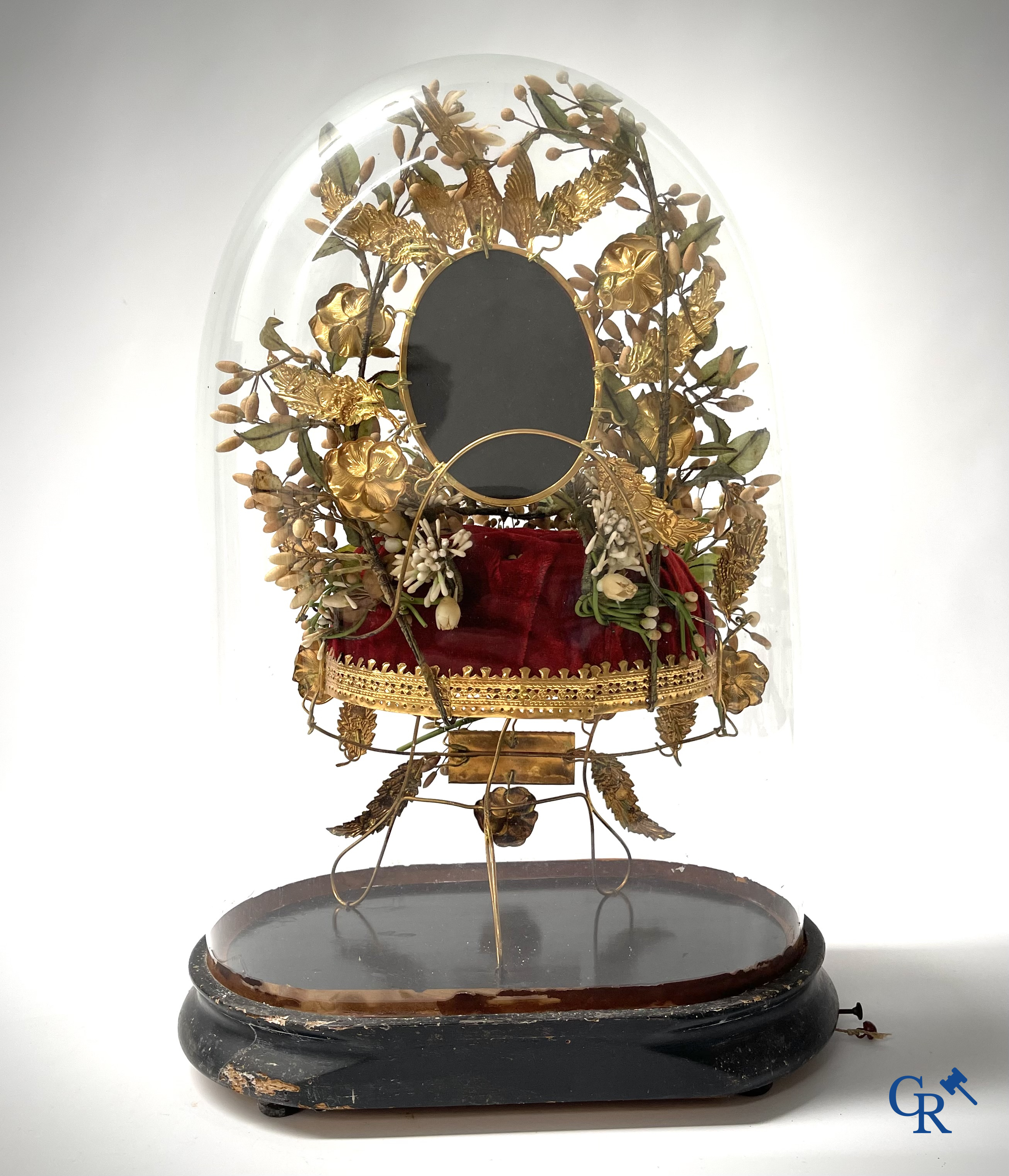 Muziekdoos. Een globe met bruidsboeket, spiegels en ornamenten in vergulde messing. Met ingewerkt muziekmechanisme.