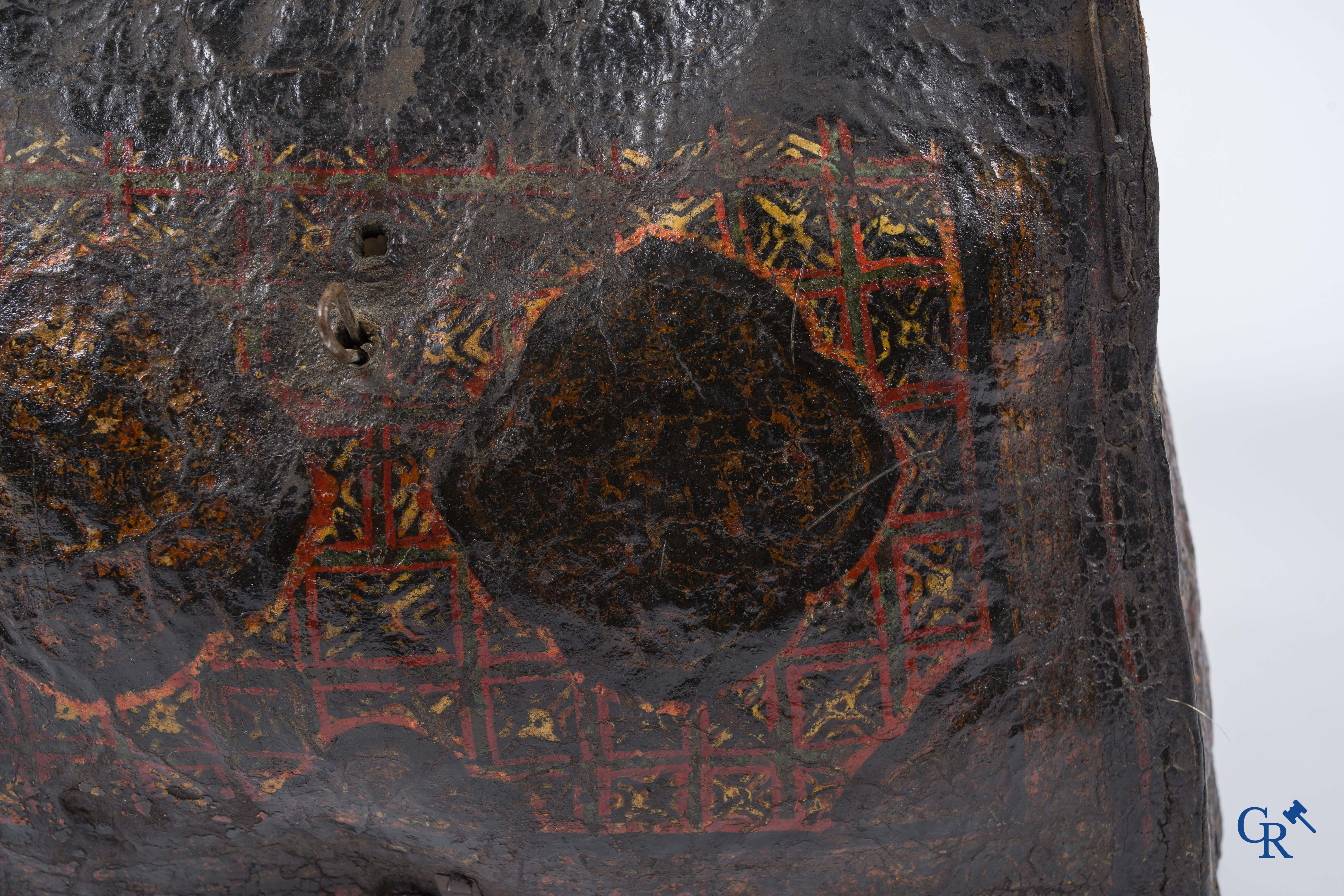 Ancien coffret à monnaie ou à documents en cuir avec serrure en fer forgé d'origine.
