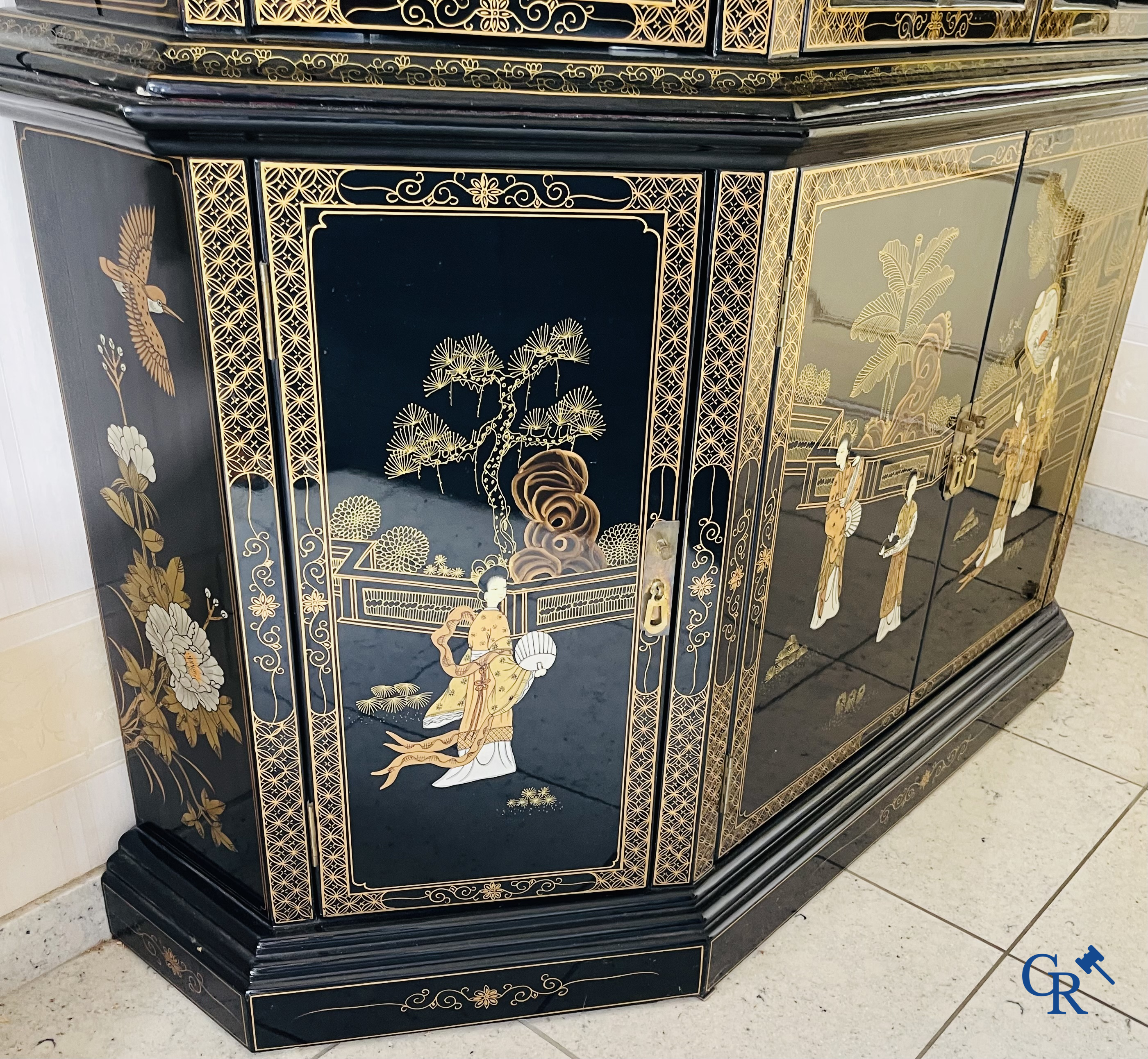 Meubels. Groot lot met vergulde en gedecoreerde Chinese meubels met lakwerk. Vitrine, tafel en stoelen enz. Circa 1970.