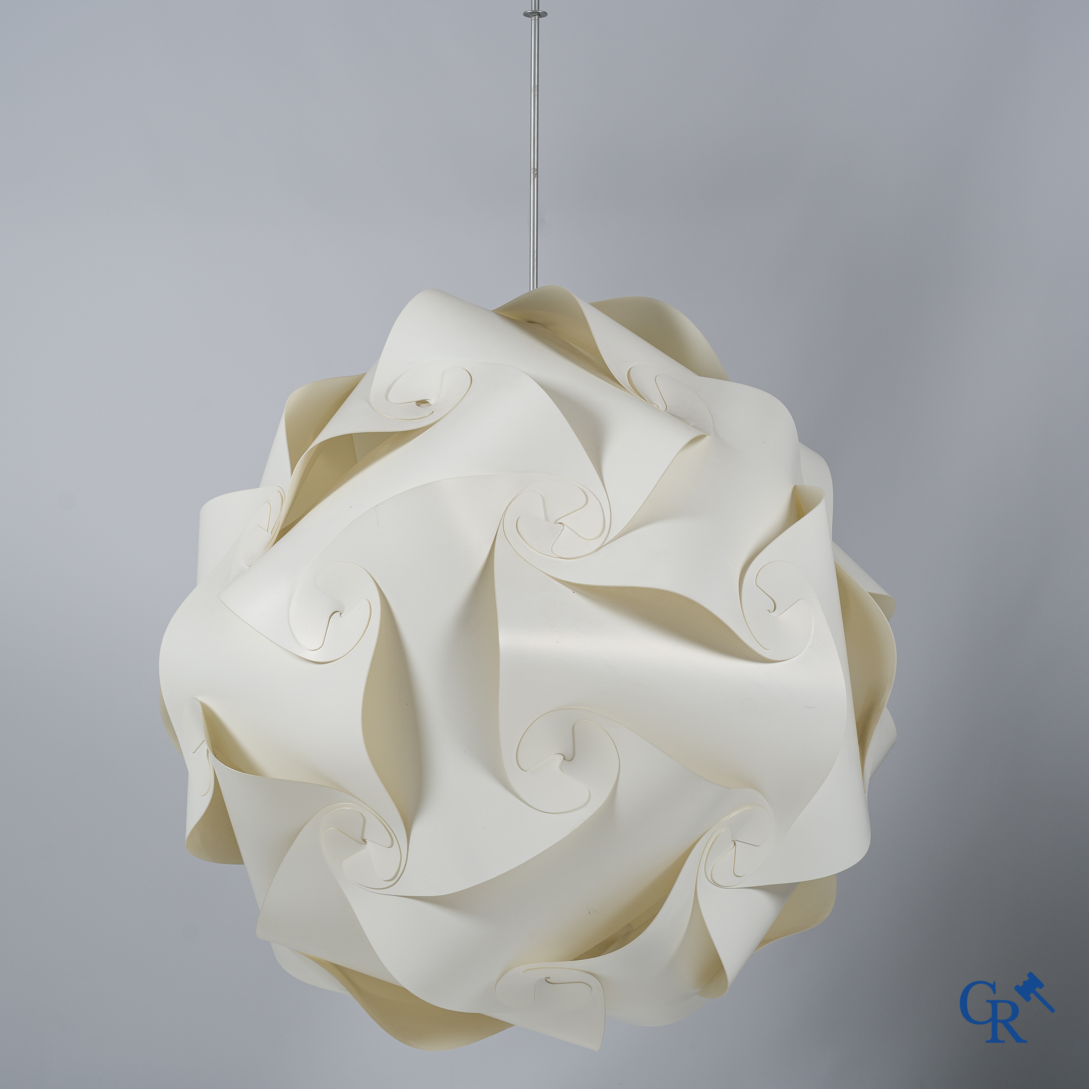 Een grote design luchter in wit plastiek. Jaren '70-'80.