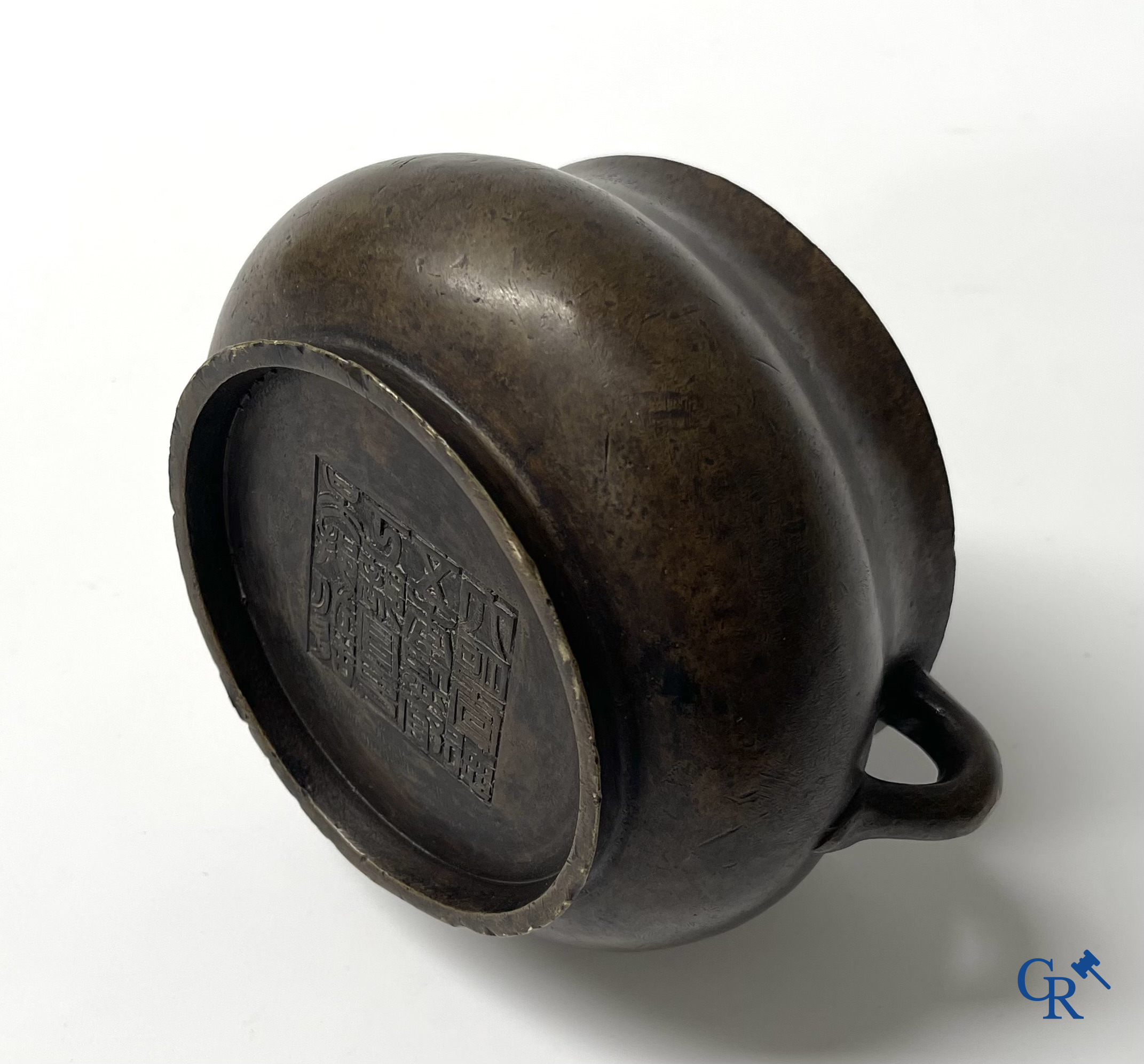 Aziatica. Een Chinese bronzen wierookbrander. Gemerkt.