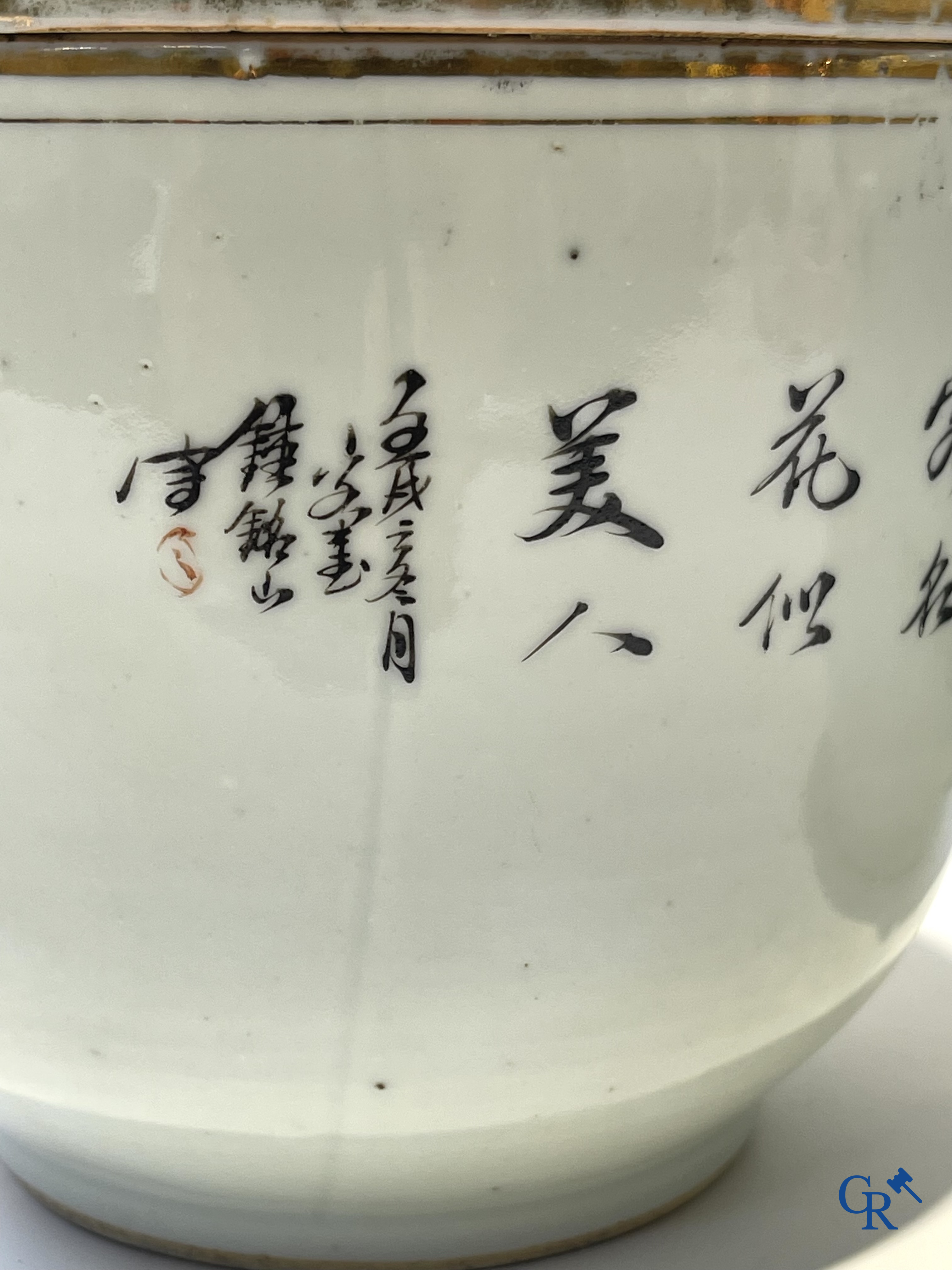 Aziatica, Chinees porselein. Een paar dekselpotten met hofdames. Circa 1900.