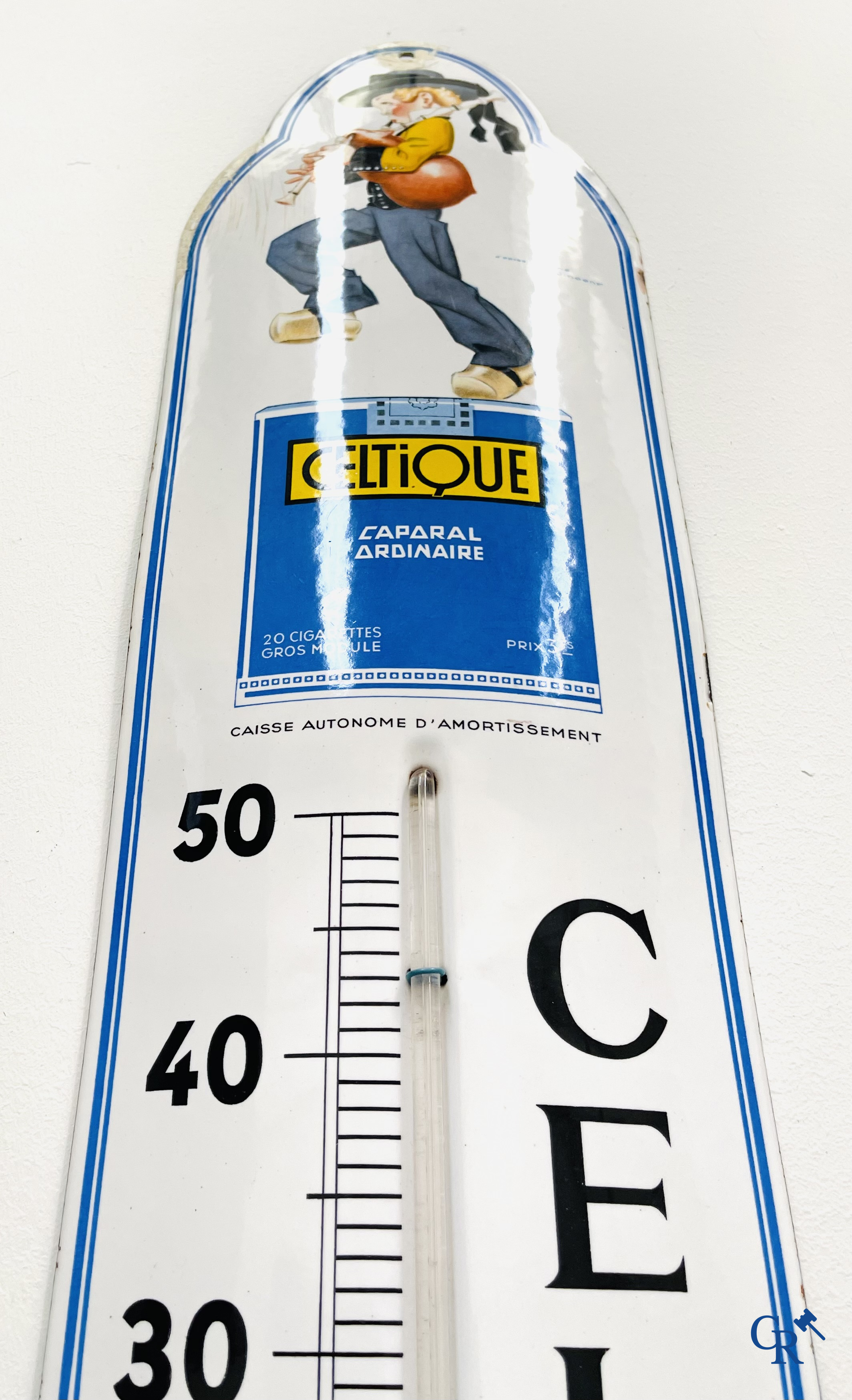 Celtiques, grote emaille publiciteits thermometer geïllustreerd met een ontwerp van René Vincent. Circa 1930.