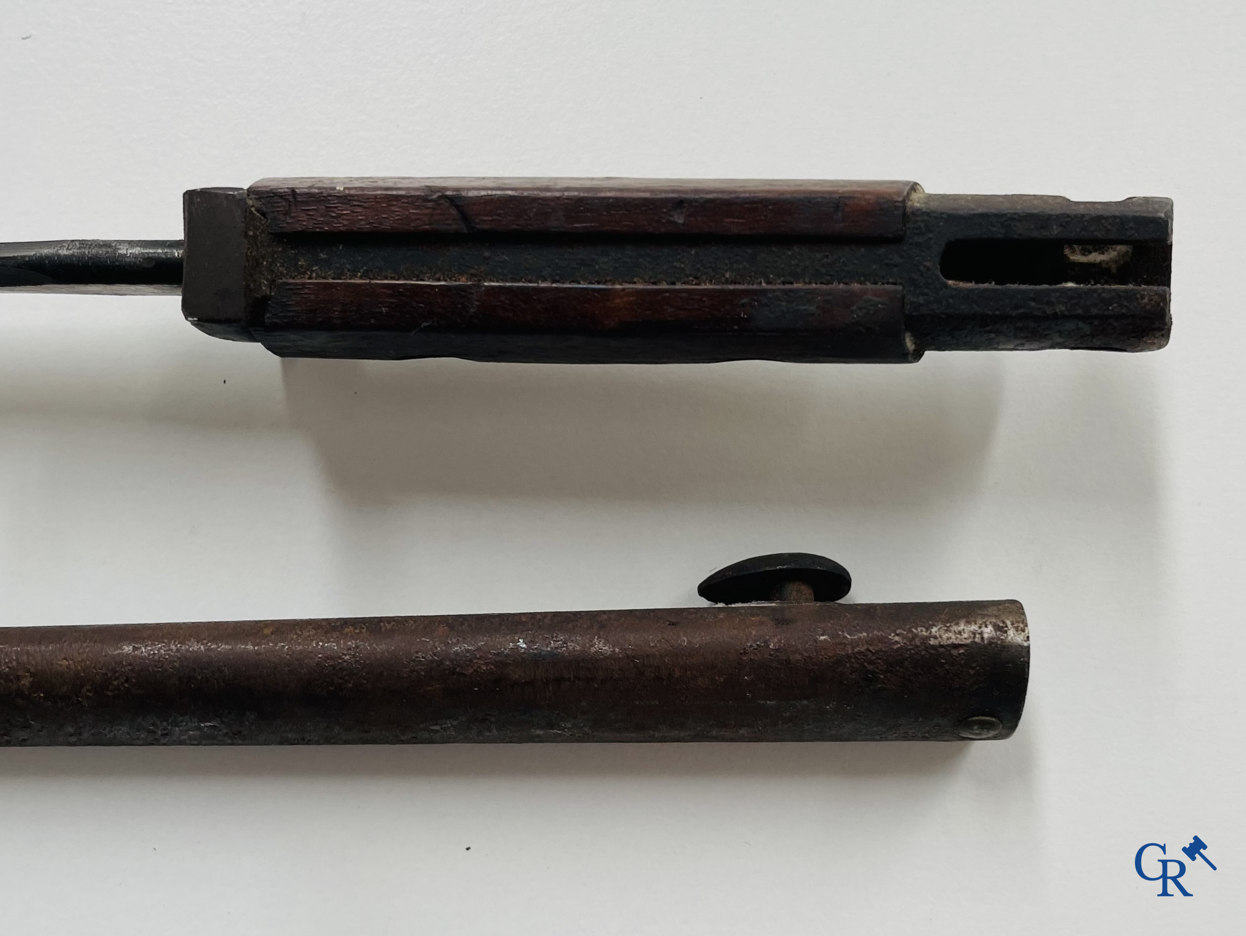 Militaria. W.K & Cie Solingen. Een zwaard met schede gemerkt met gekroonde L. 14. Een bajonet bijgevoegd. (genummerd)