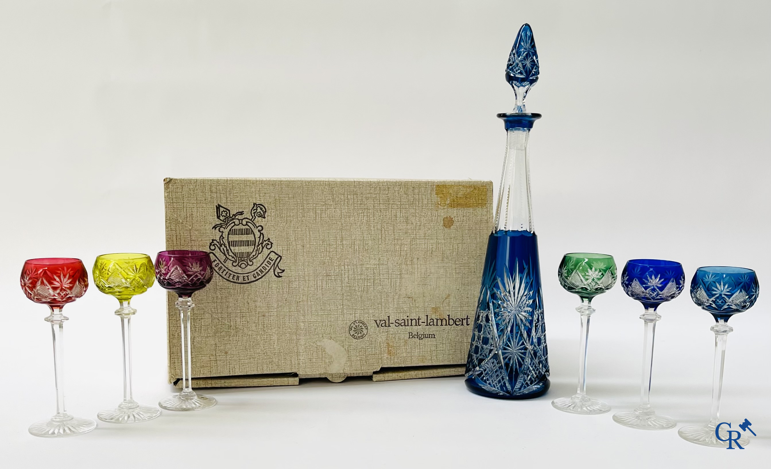 Val Saint Lambert. Carafe taillé en cristal avec 6 verres colorés dans la boîte d'origine.