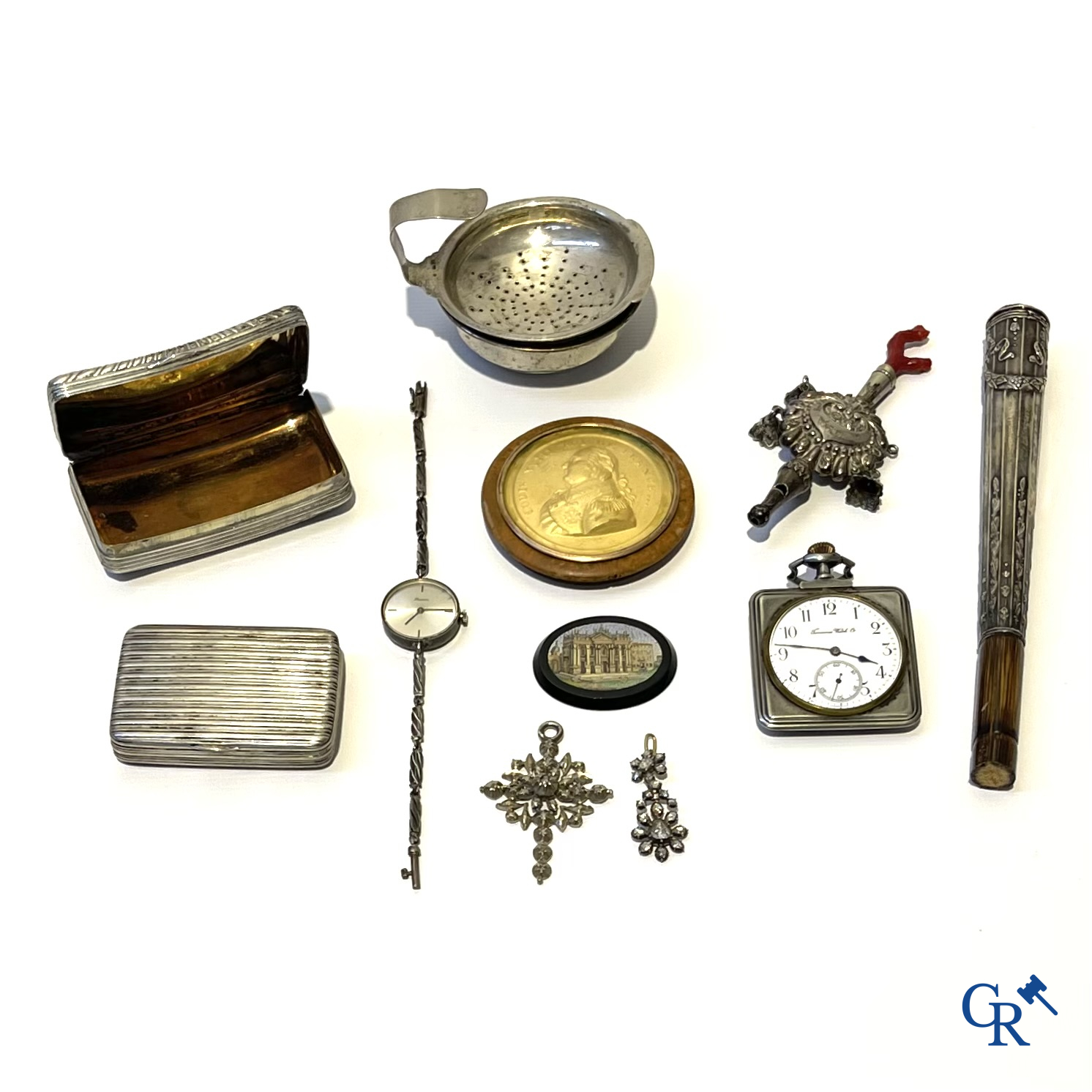 Lot met vitrineobjecten, juwelen met diamant, uurwerken, zilveren tabaksdozen, micro mozaïek, enz. 18e-19e-20ste eeuw.
