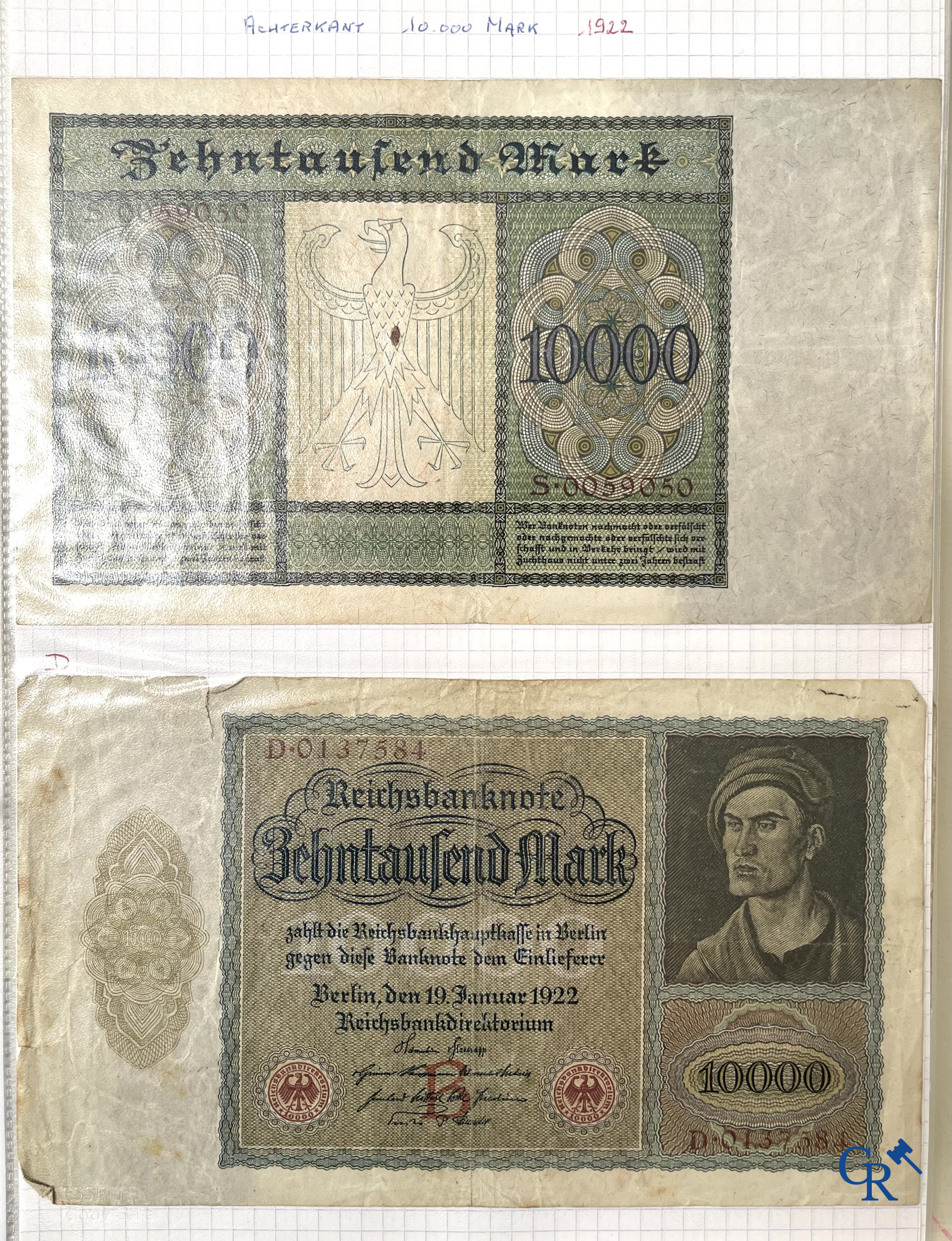 Oude munten en bankbiljetten. Een grote verzameling oude munten en bankbiljetten. Meerdere munten in zilver.