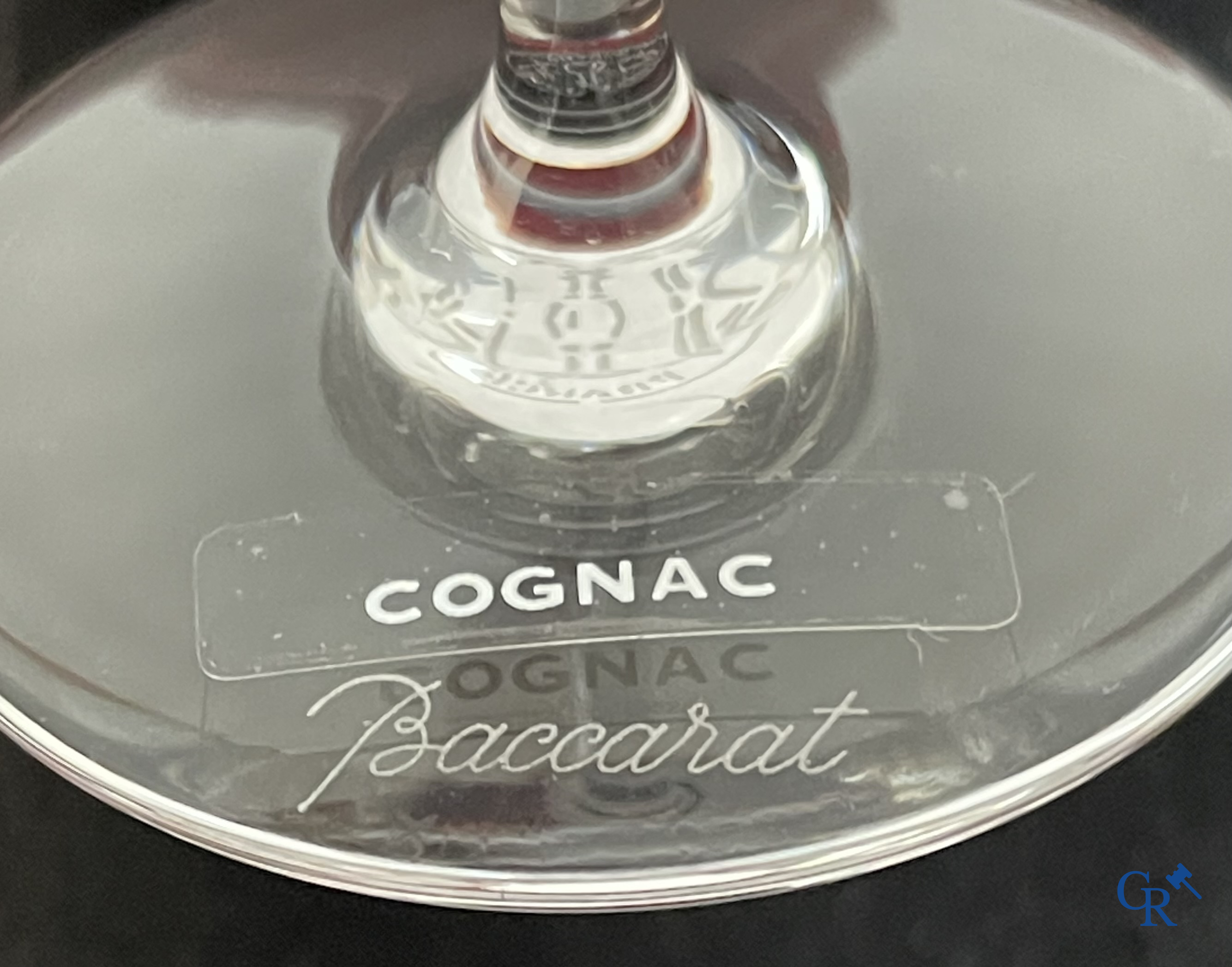 Baccarat. Een reeks van 12 kristallen cognac glazen in hun originele rode doos. Gesigneerd. Nieuwstaat.