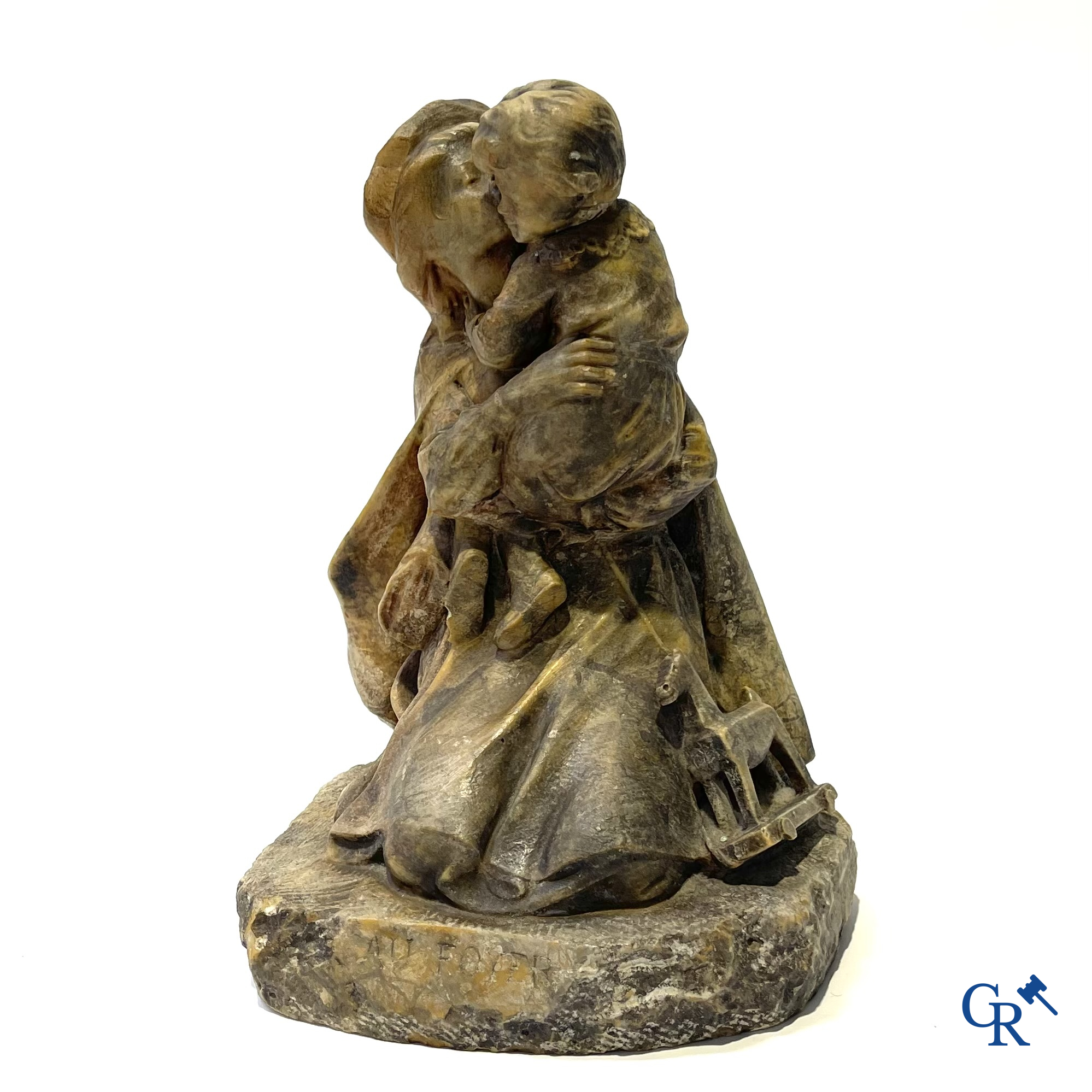 Louis J. Convers (1860-1915) Franse beeldhouwer. "Au Foyer" Moeder met kind in gesculpteerd gesteente. Circa 1900.