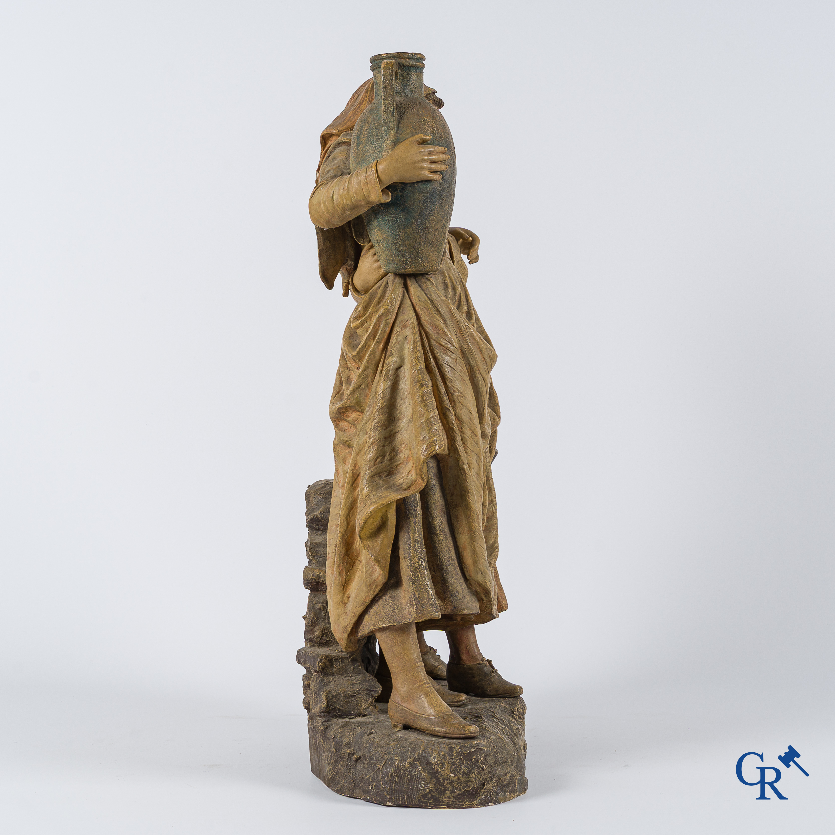 Friedrich Goldscheider Wien. Groot terra cotta beeld, de waterdraagsters. Gesigneerd G. Tole, circa 1910.