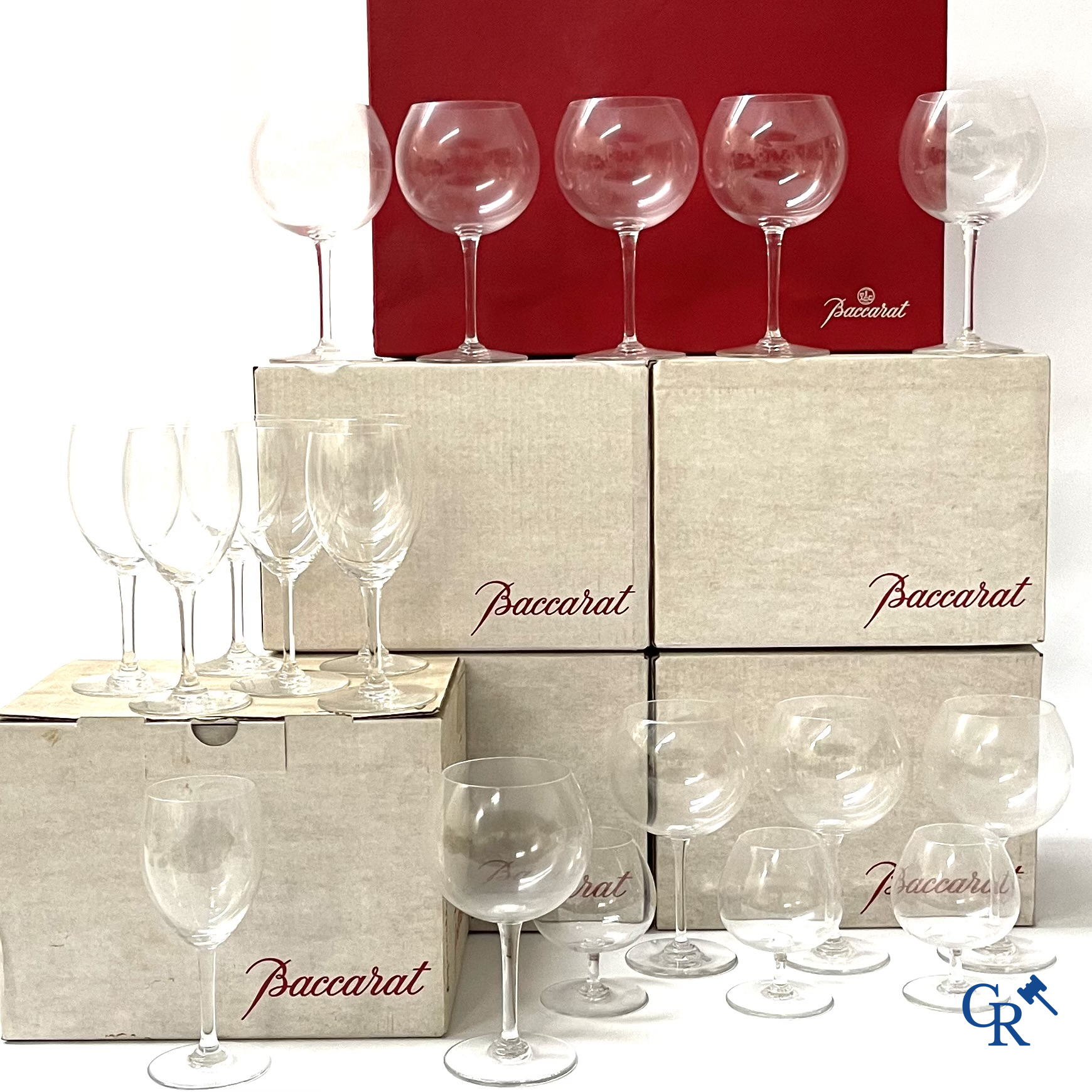 Baccarat France. Een groot lot (87 stuks) met kristallen glazen. De meeste in de originele doos. Gesigneerd.