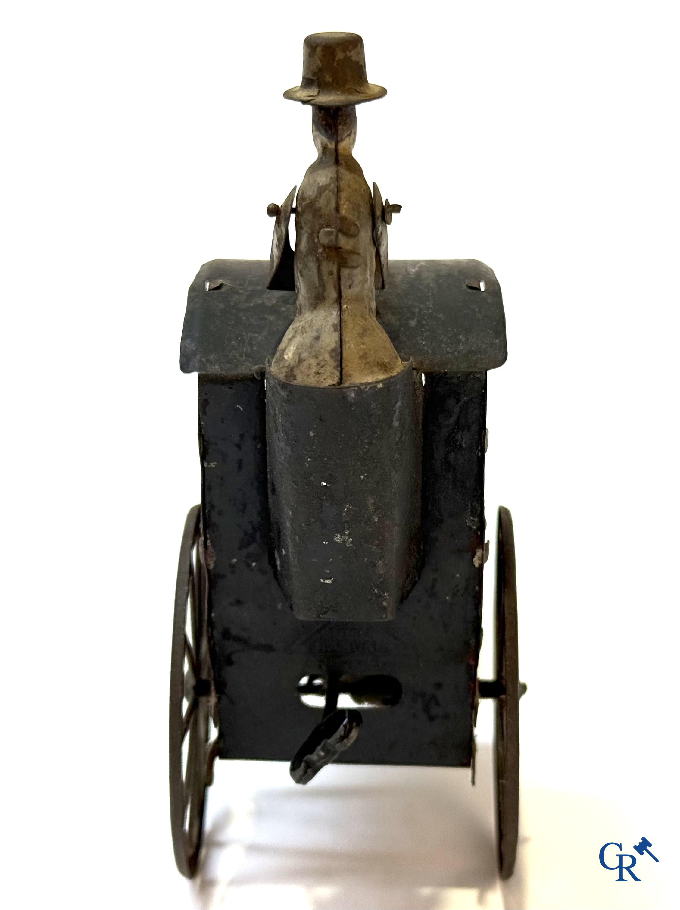 Fernand Martin, mechanisch speelgoed, zeldzame koets met paard, beschilderd blik. Gemerkt F.M. France Paris. Circa 1905.