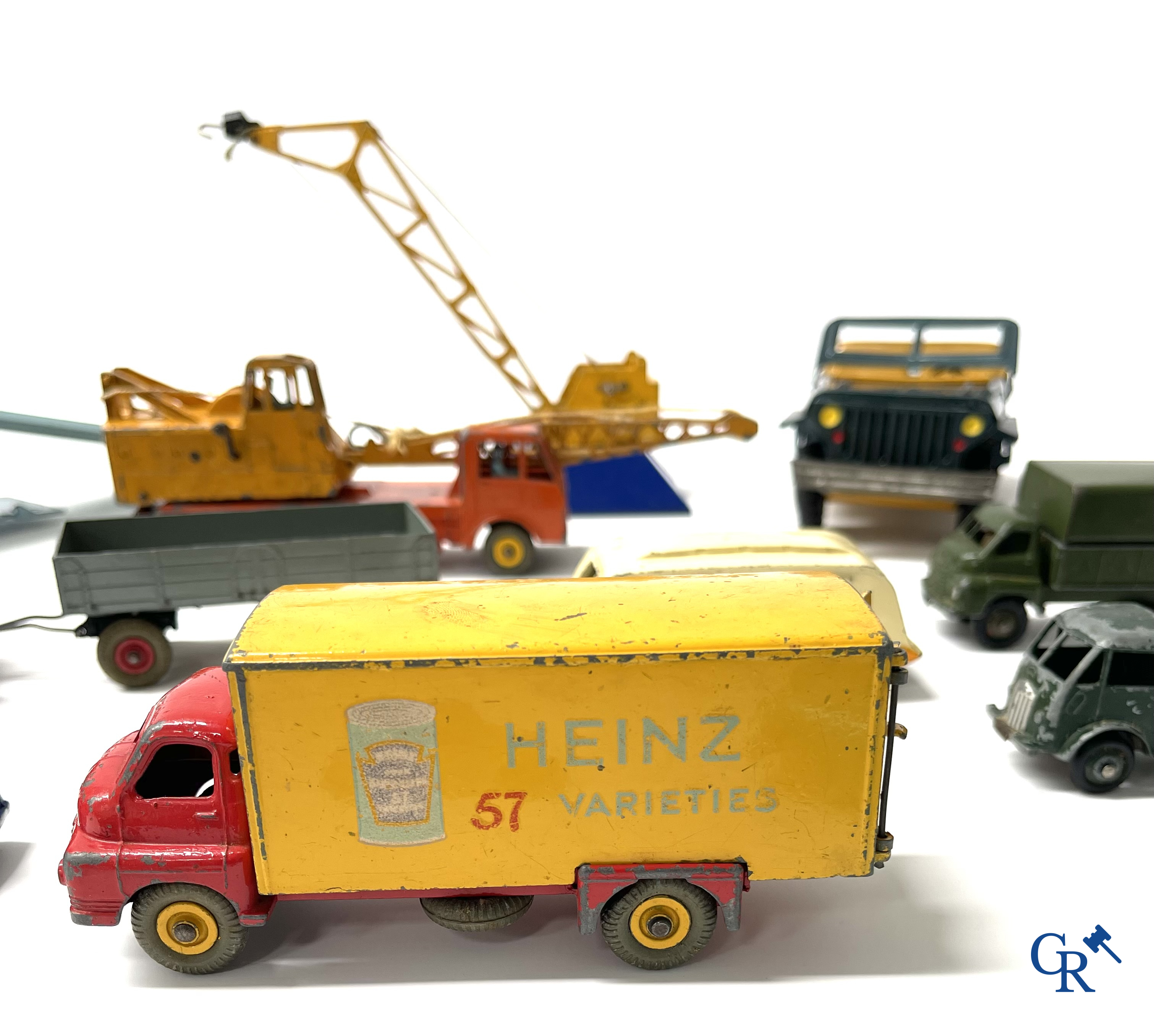 Oud speelgoed. Een interessant lot speelgoed. Dinky toys, Prameta Kölner Automodelle, Contstruction Jeep Japan, enz.