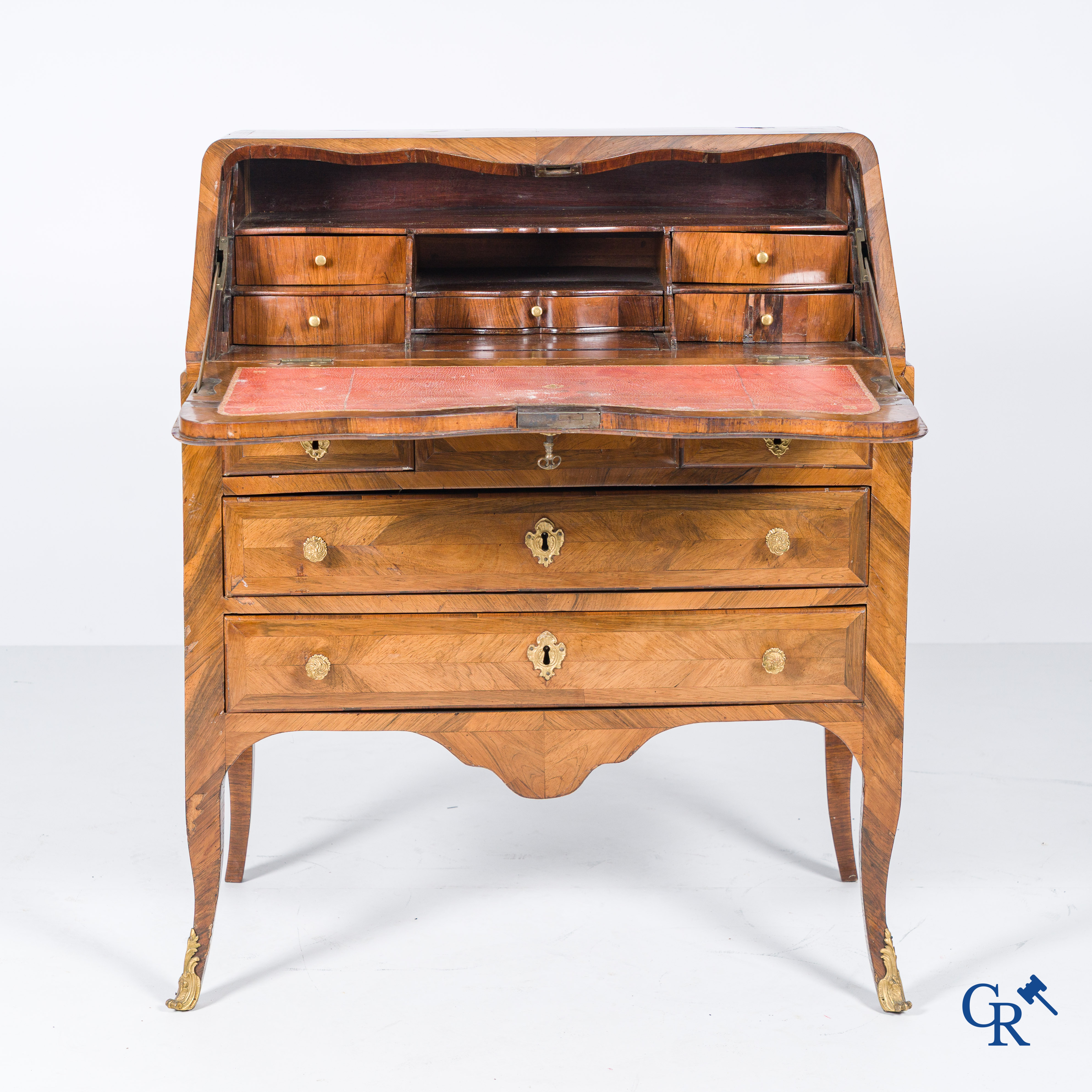 Lodewijk XV-periode. Een zogenaamde "Bureau de pente" in rozenhout fineer en marquetterie. 18e eeuw.