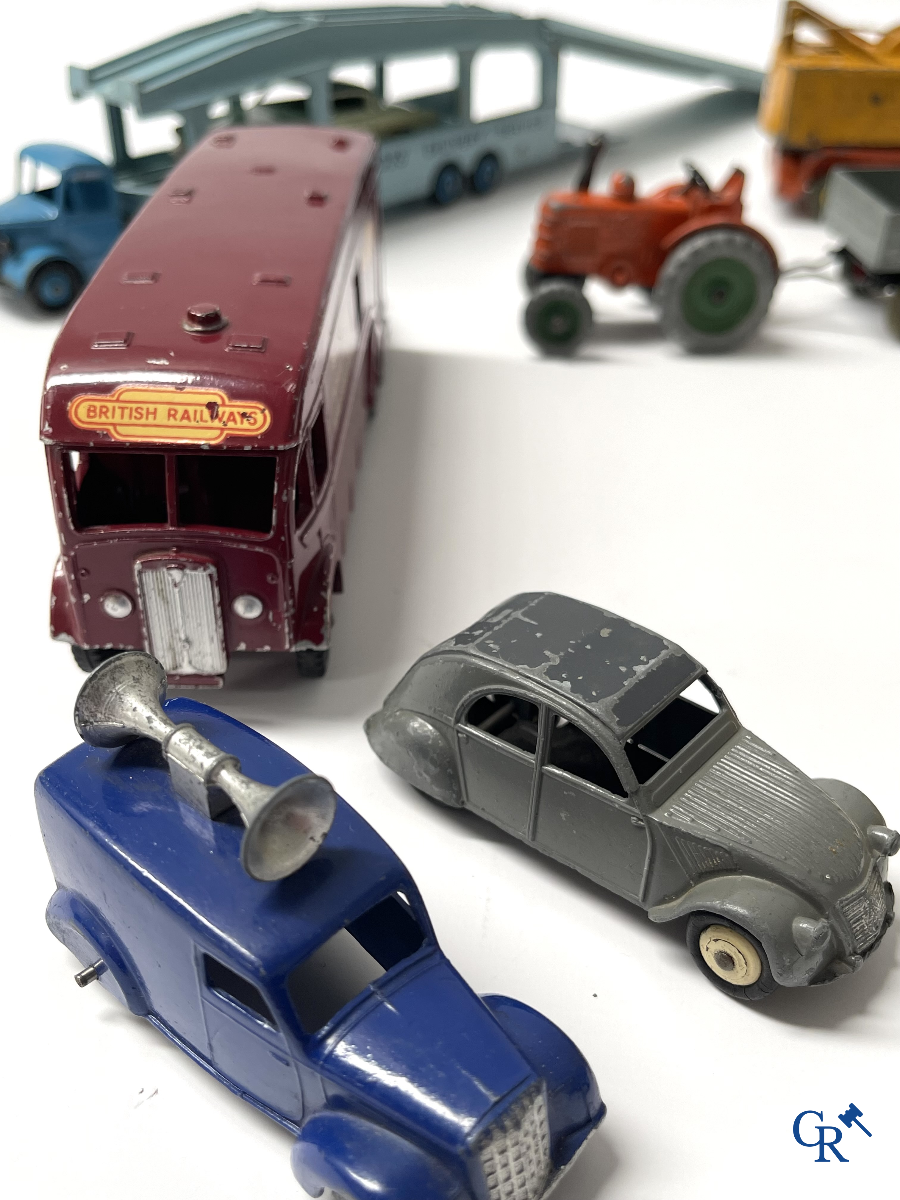 Oud speelgoed. Een interessant lot speelgoed. Dinky toys, Prameta Kölner Automodelle, Contstruction Jeep Japan, enz.