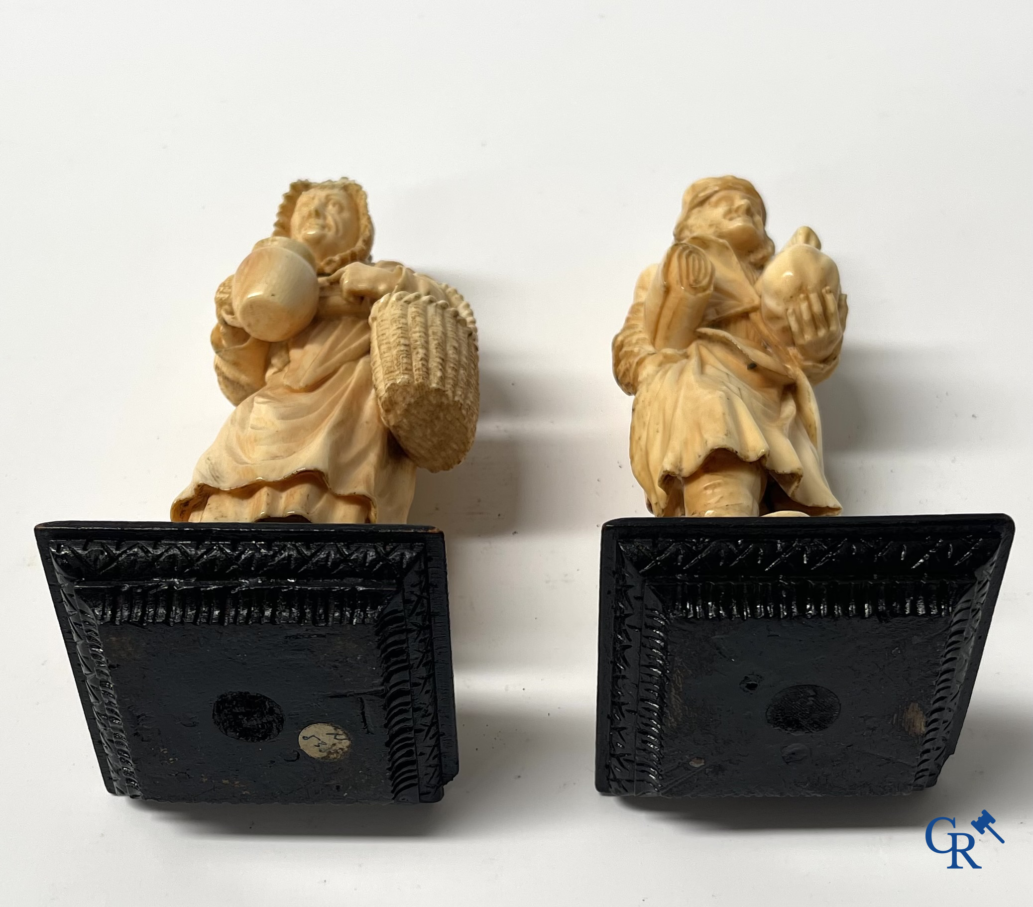 Paar personages in gesculpteerd bot op een zwartgelakte houten sokkel. Duitsland of Frankrijk, 19e eeuw.