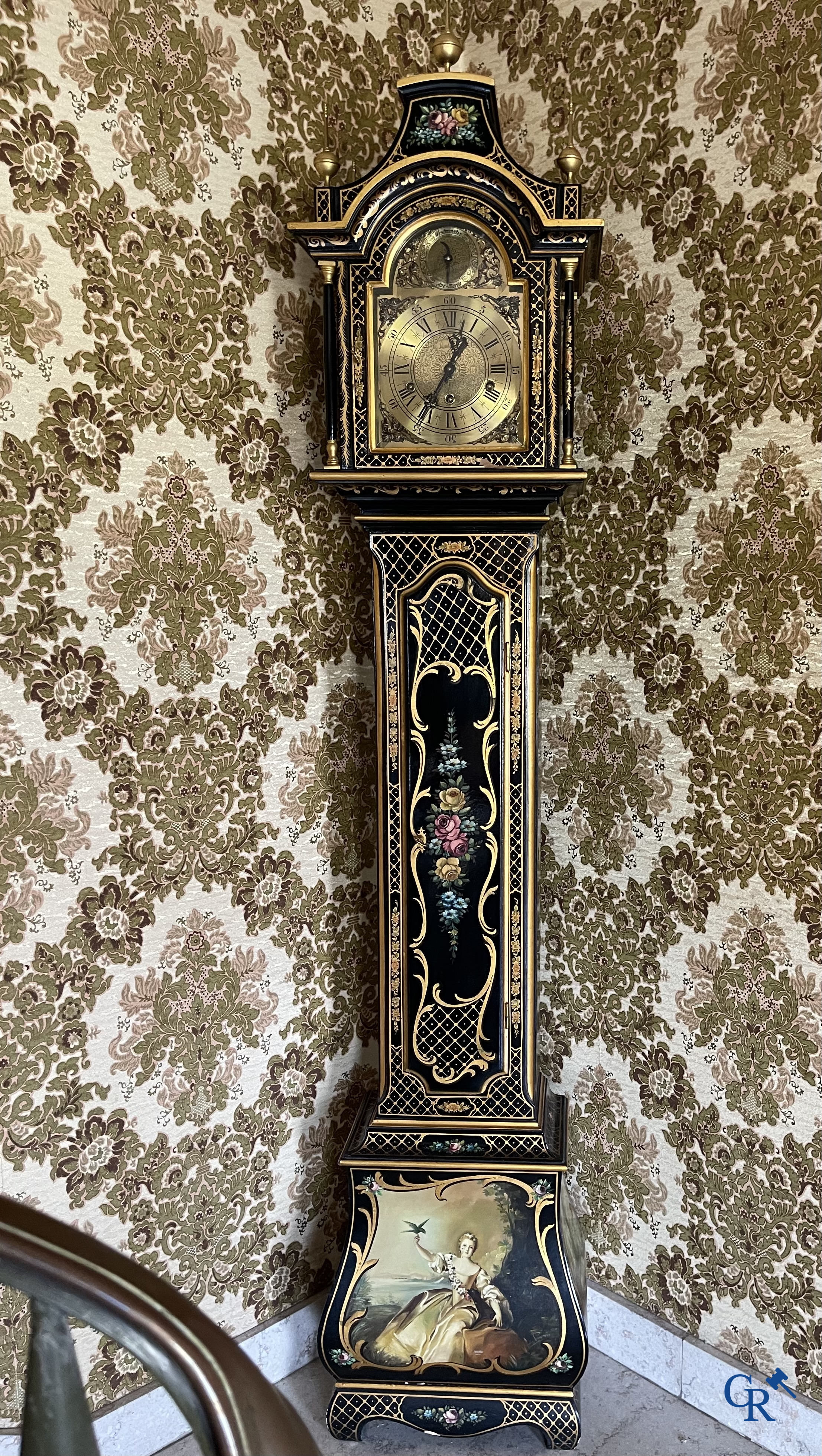 Furniture. Extensive lot with gilded and painted wooden furniture. Console with mirror, chest of drawers, armchairs, etc.