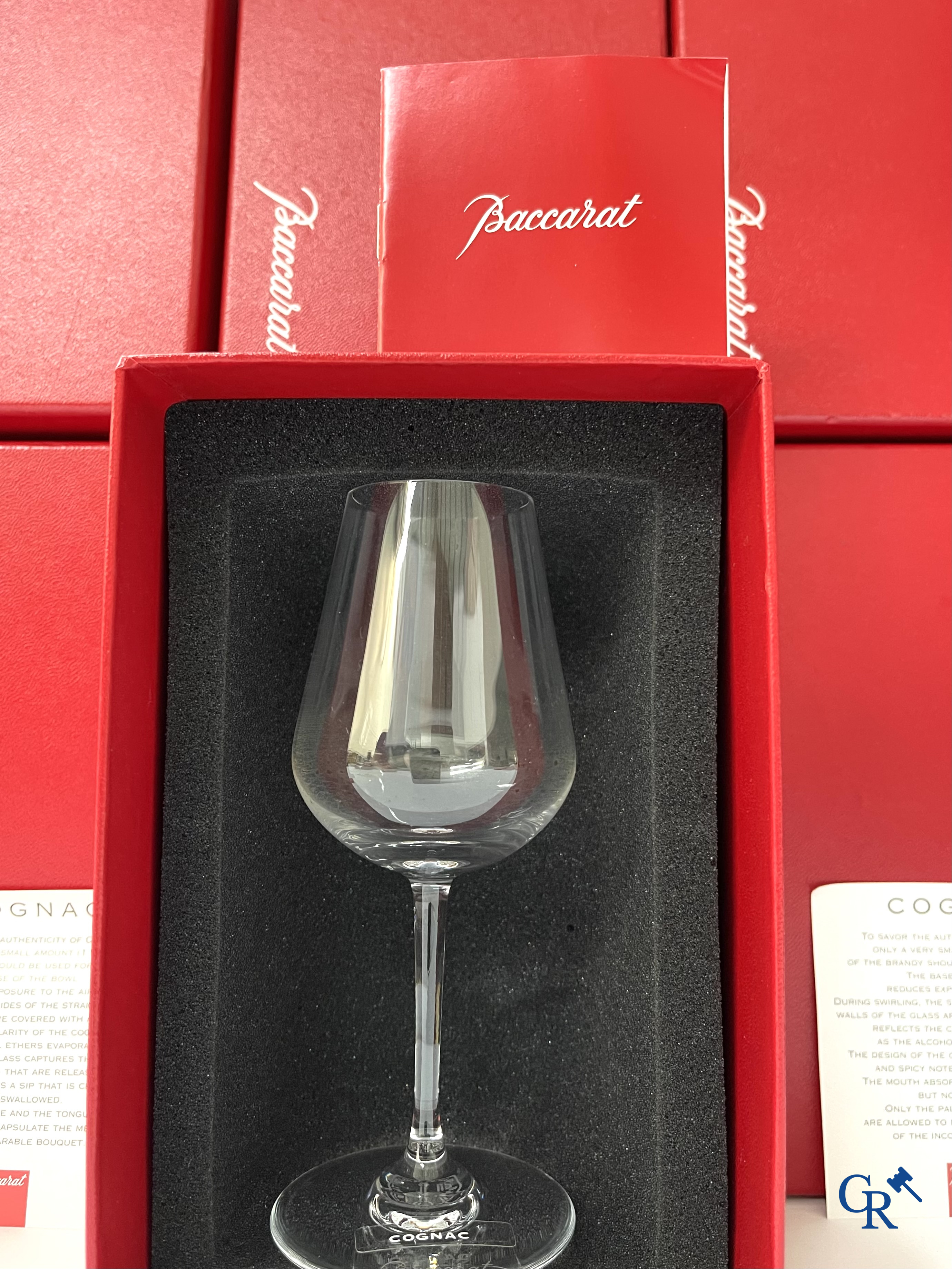 Baccarat. Een reeks van 12 kristallen cognac glazen in hun originele rode doos. Gesigneerd. Nieuwstaat.
