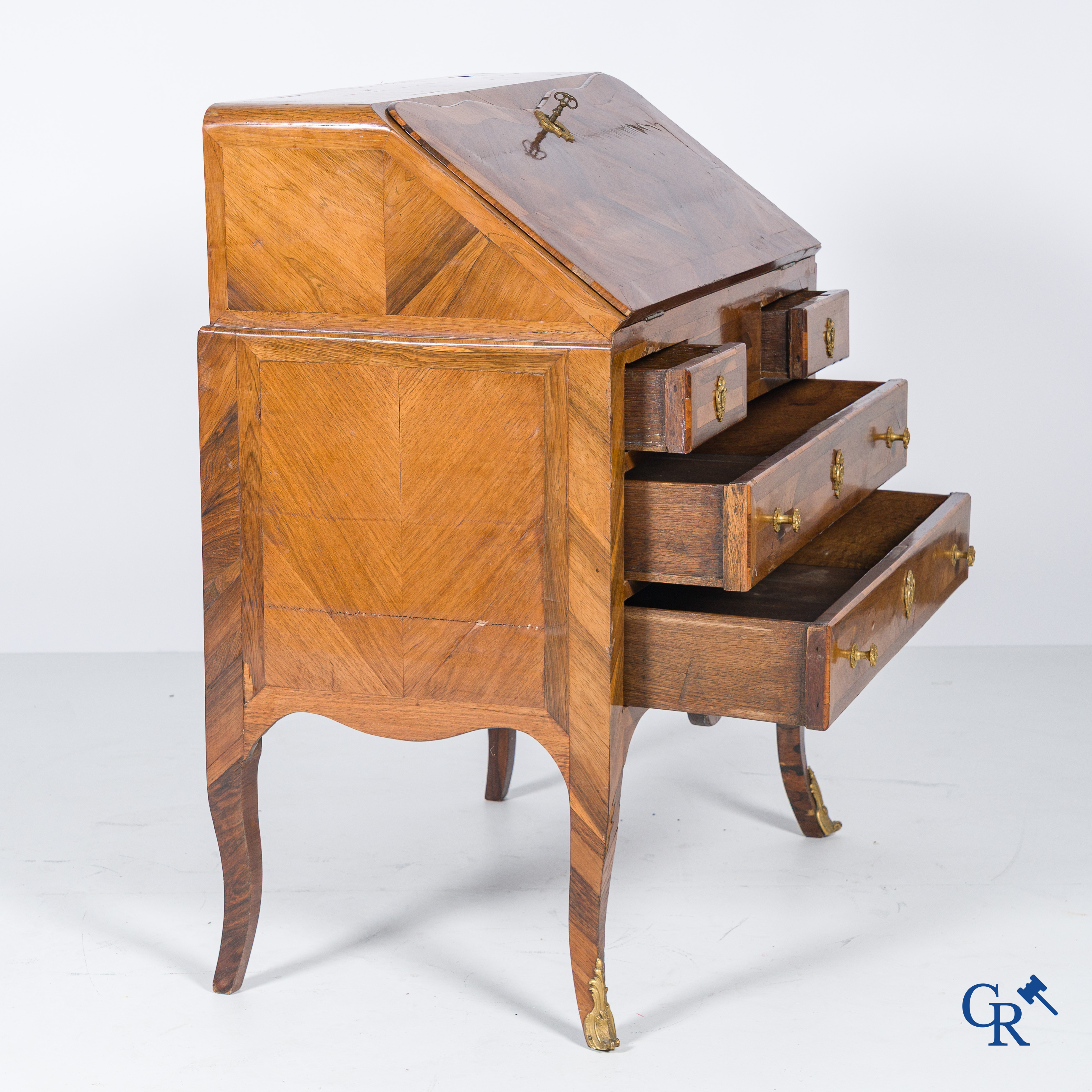 Lodewijk XV-periode. Een zogenaamde "Bureau de pente" in rozenhout fineer en marquetterie. 18e eeuw.