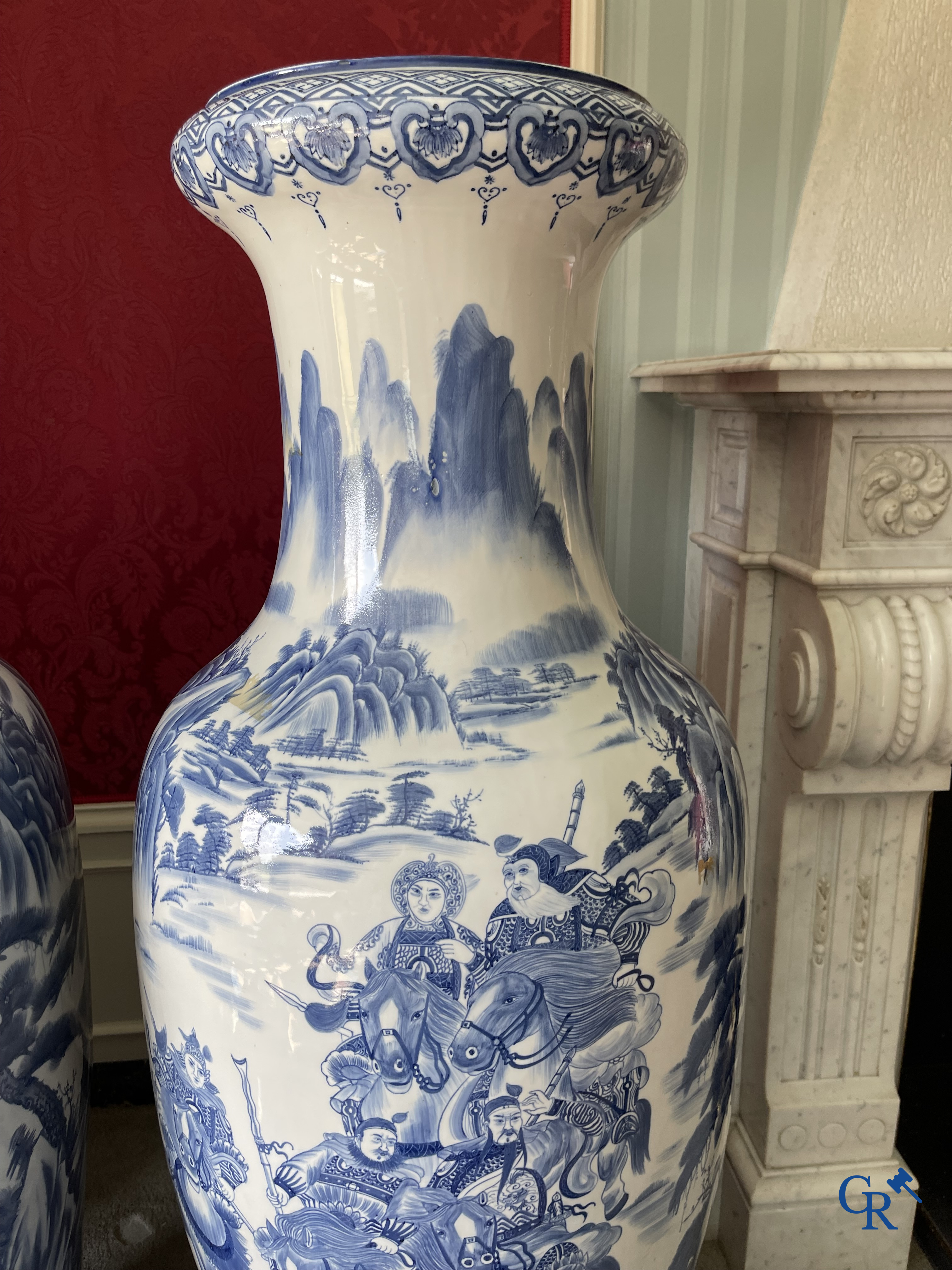 Aziatica, Chinees porselein. Een imposant paar Chinese vazen in blauw-wit porselein. Decor van krijgers. 20ste eeuw.