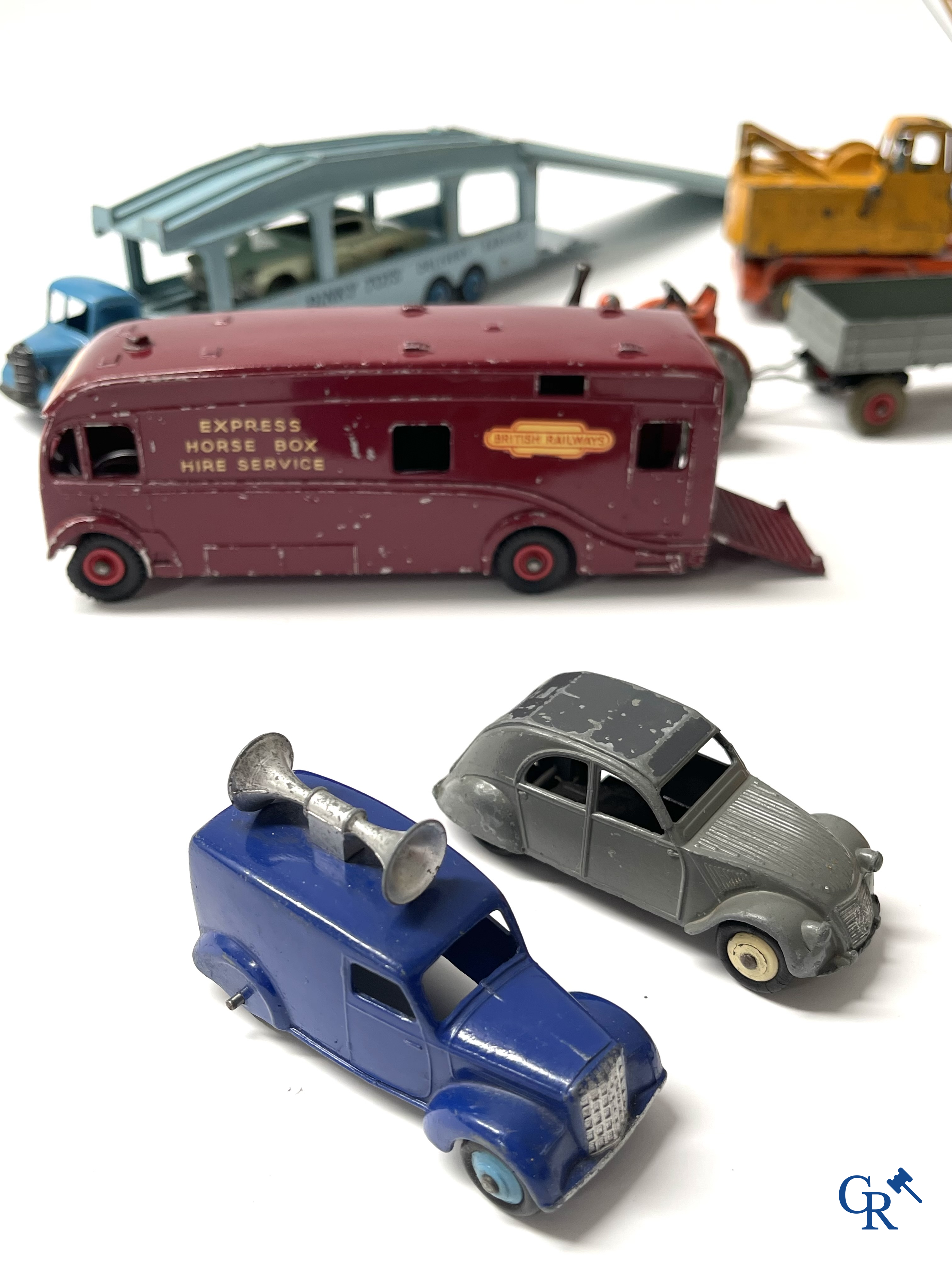 Oud speelgoed. Een interessant lot speelgoed. Dinky toys, Prameta Kölner Automodelle, Contstruction Jeep Japan, enz.