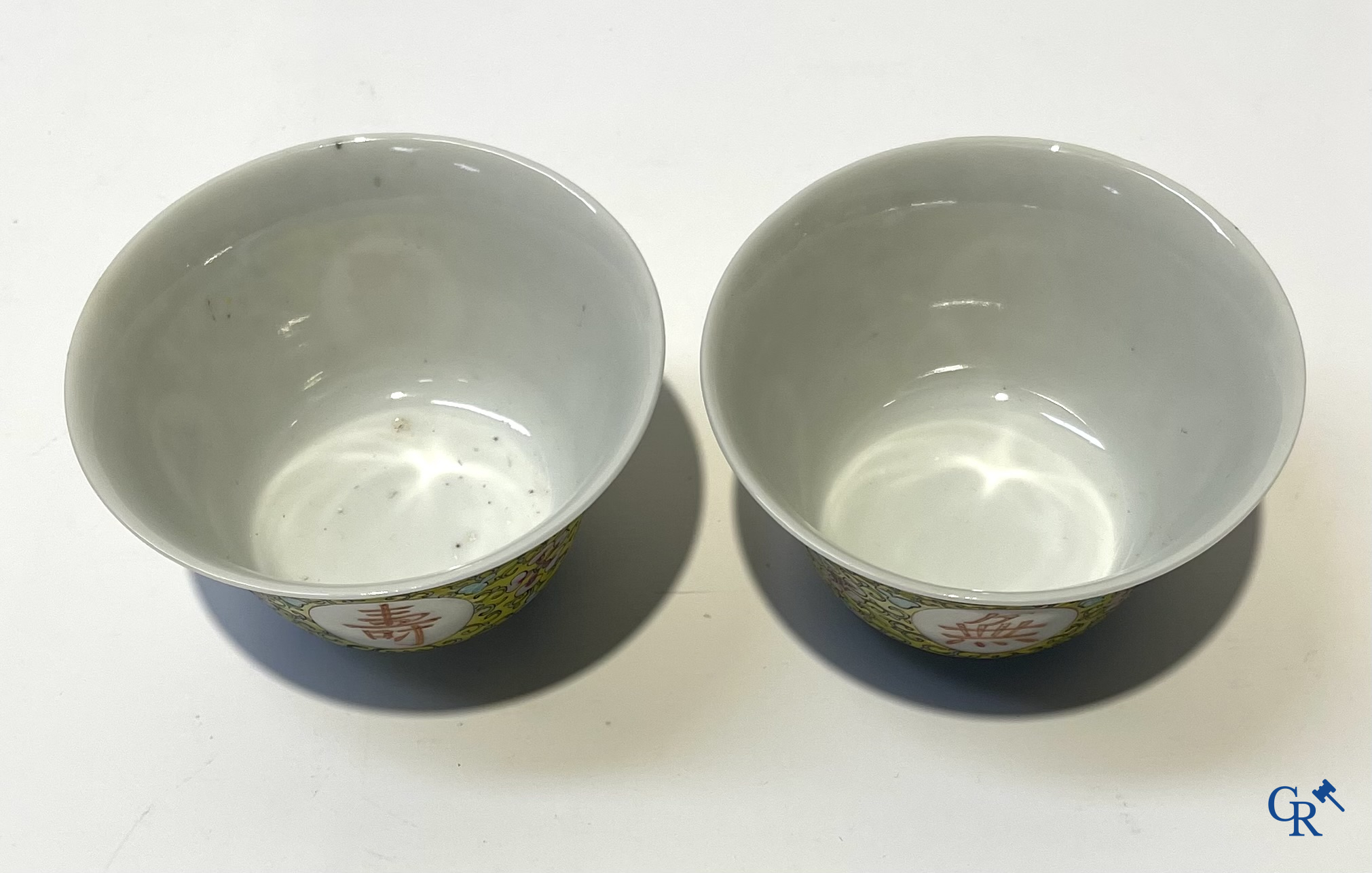 Aziatica, Chinees porselein. Een paar fijn gedecoreerde famille rose kopjes met deksel. Gemerkt.