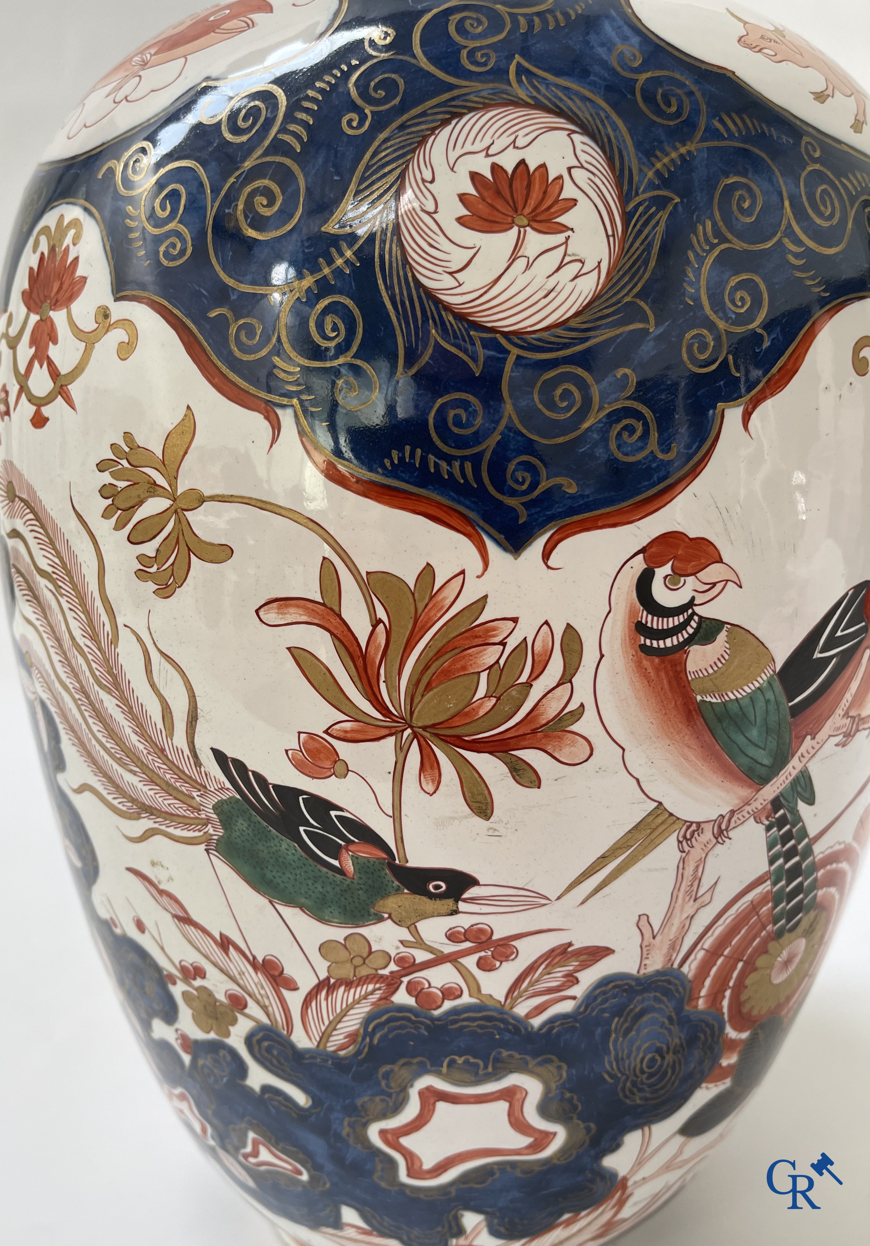 Delft. Een grote dekselvaas met Imari decor in Delfts aardewerk, gemerkt Blompot (De Vergulde Bloempot). 19e eeuw.