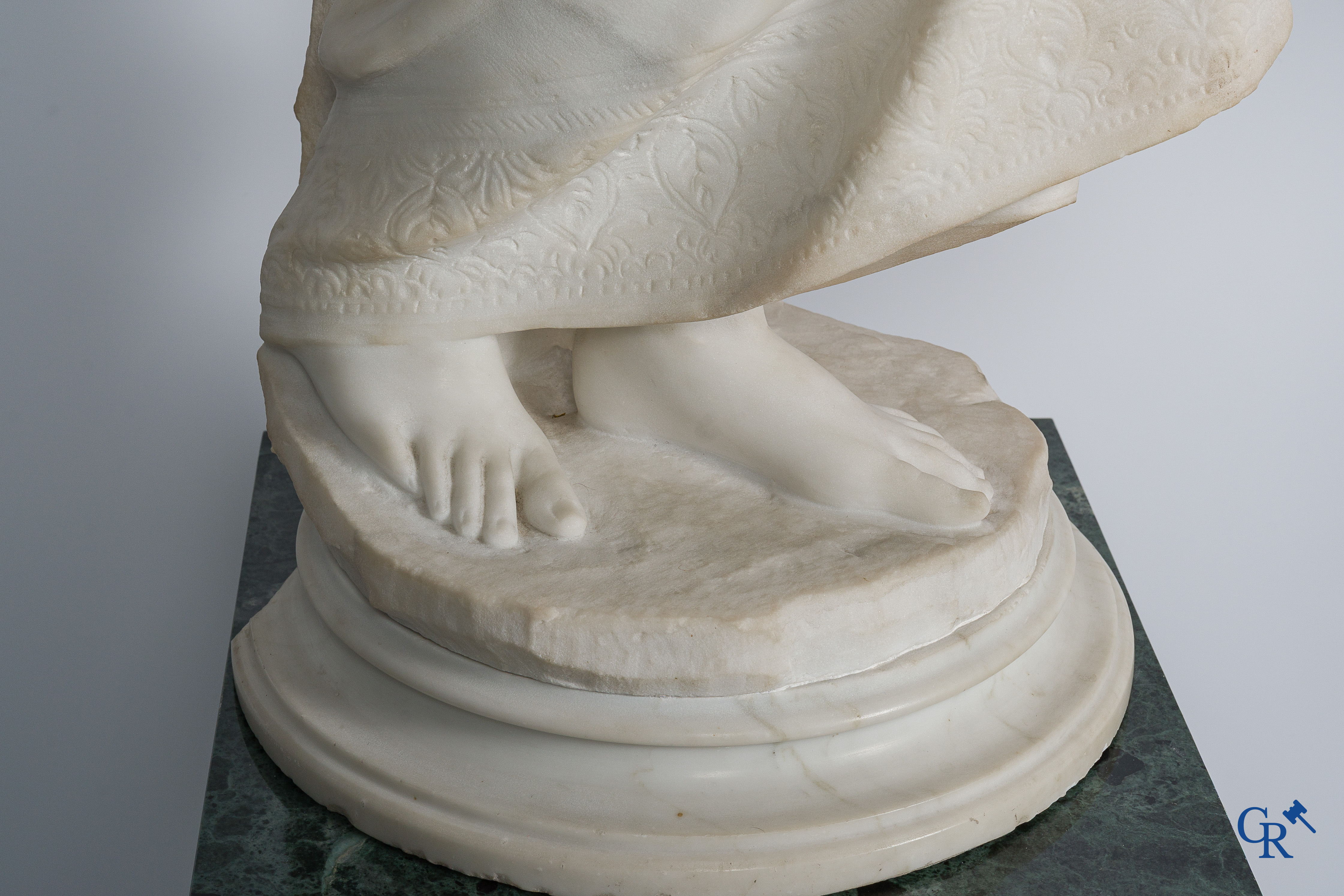 Boyer. Grote en fijn gesculpteerde romantische voorstelling in Carrara marmer gesigneerd Boyer. 19e eeuw.
