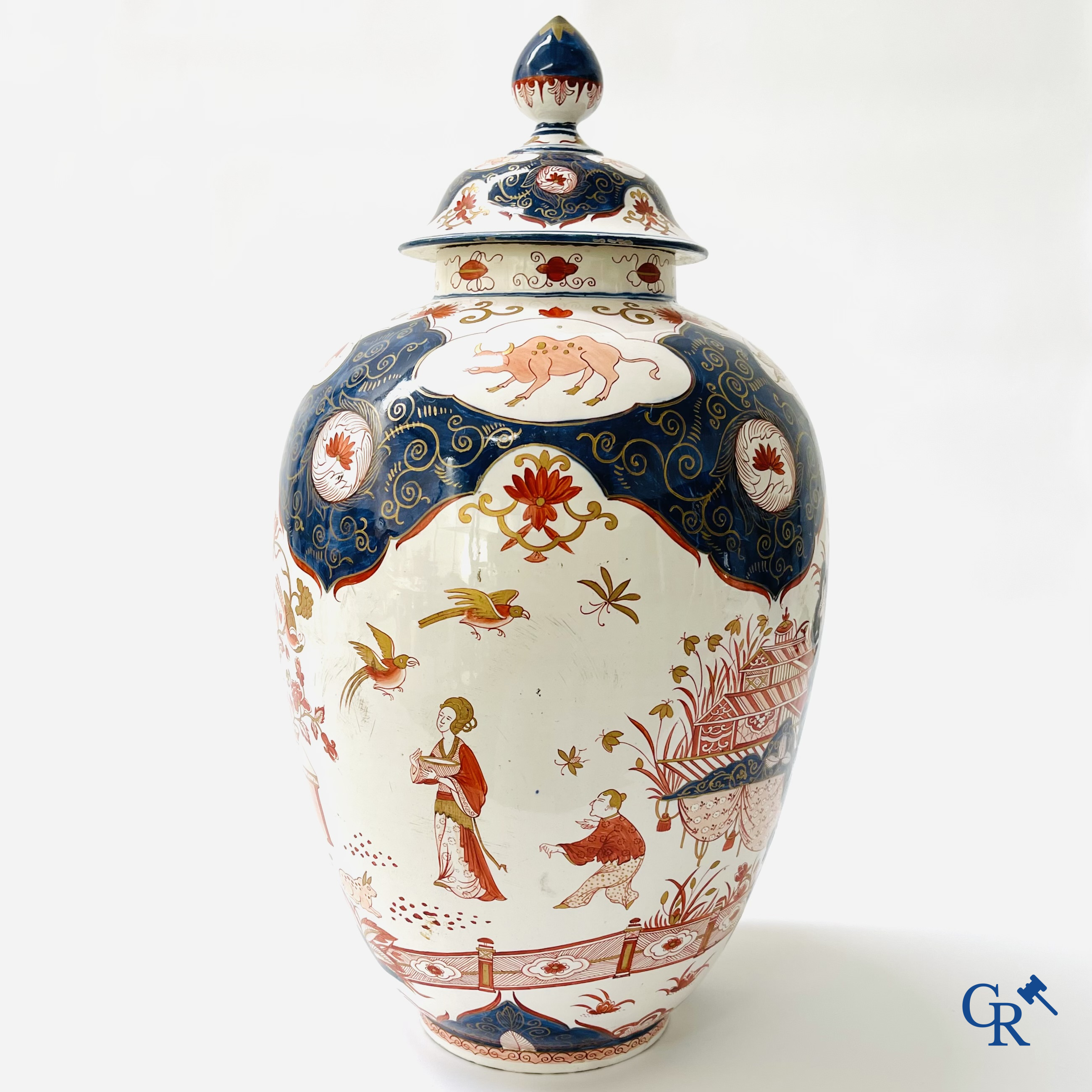 Delft. A large lid potich with Imari decor in Delft pottery, marked Blompot (De Vergulde Bloempot). 19th century.