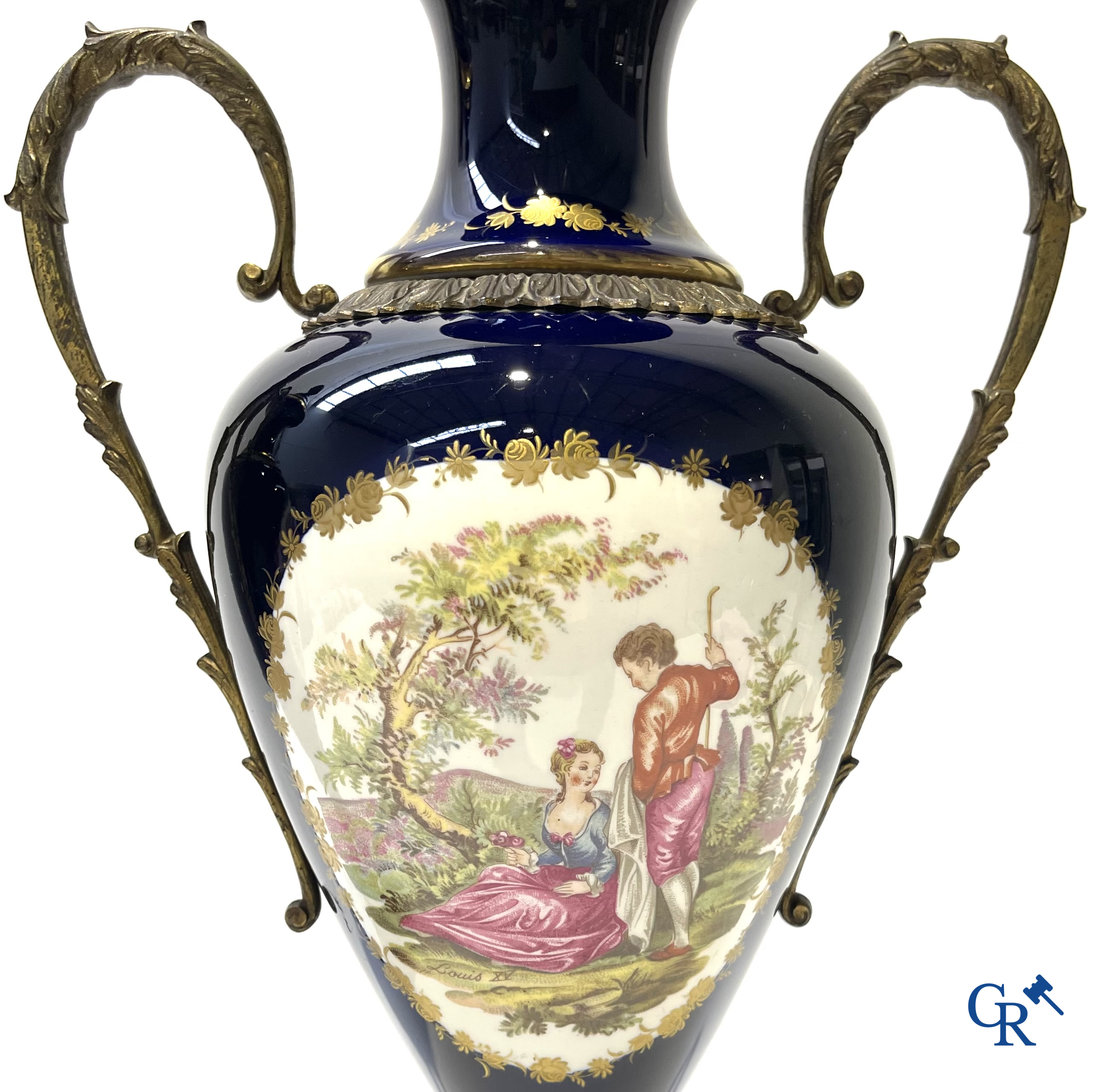 Paar grote vazen in porselein en brons met romantische taferelen. Sèvres stijl. 20ste eeuw.