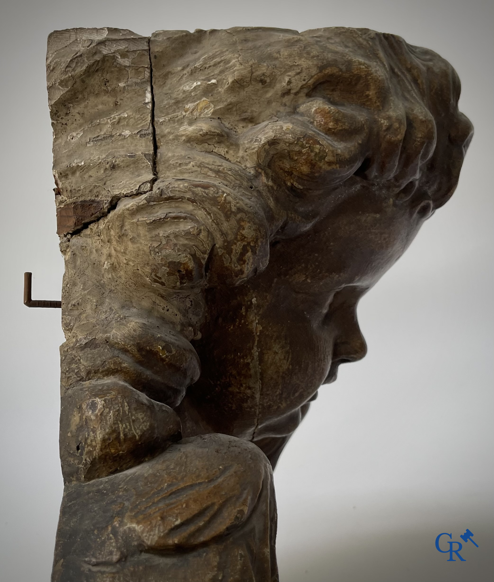 Religieuze Objecten. Barok. Een hout gesculpteerd hoofd van een engel en een ornament in gesculpteerd hout. 18e eeuw.