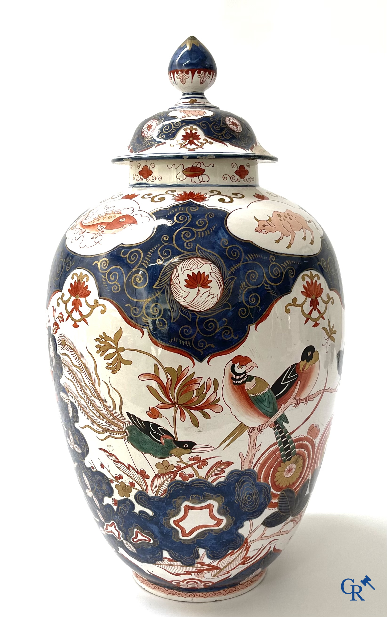Delft. Een grote dekselvaas met Imari decor in Delfts aardewerk, gemerkt Blompot (De Vergulde Bloempot). 19e eeuw.