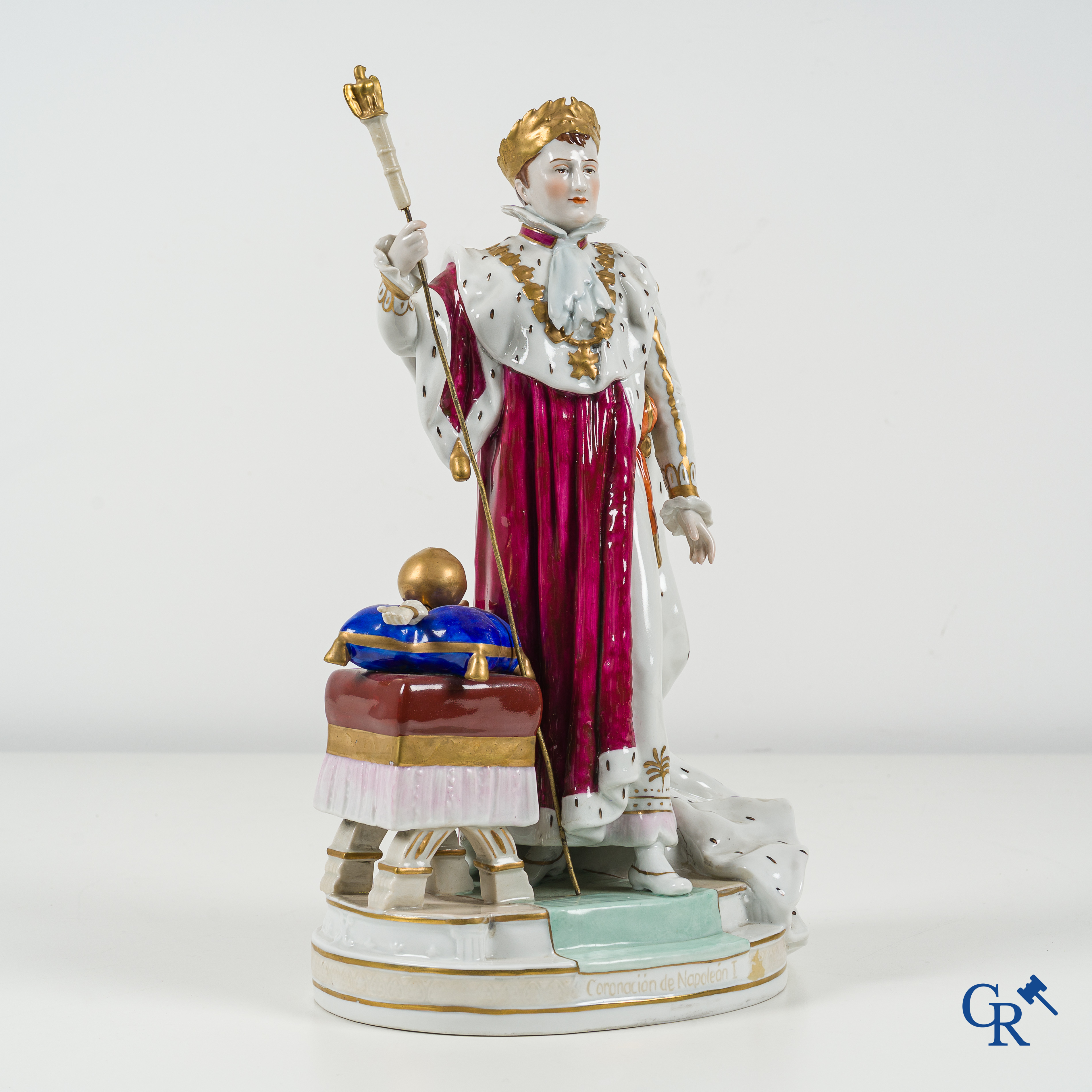 Saksisch porselein. Grote voorstelling van Napoleon Bonaparte in zijn kroningsgewaad.