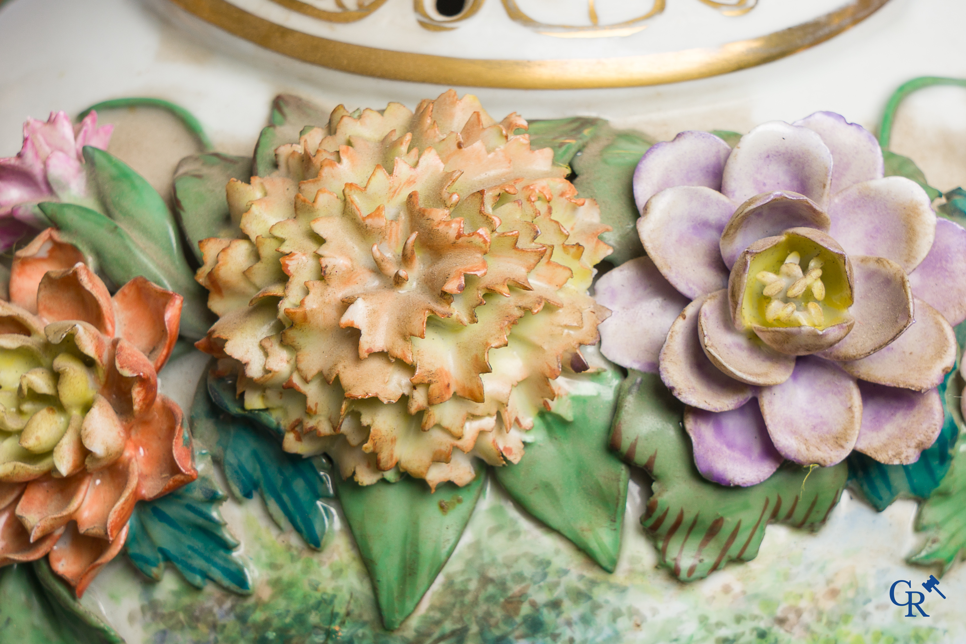 Dresden, Duits porselein. Paar grote dekselvazen met romantische taferelen. Op sokkel. Gemerkt en genummerd.