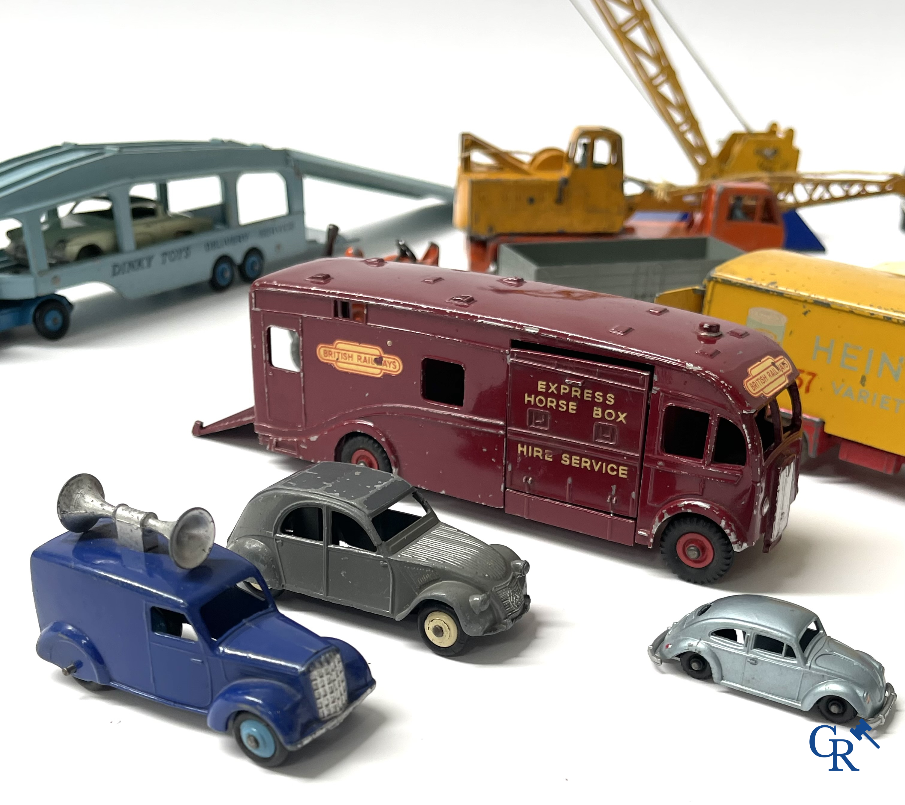 Oud speelgoed. Een interessant lot speelgoed. Dinky toys, Prameta Kölner Automodelle, Contstruction Jeep Japan, enz.