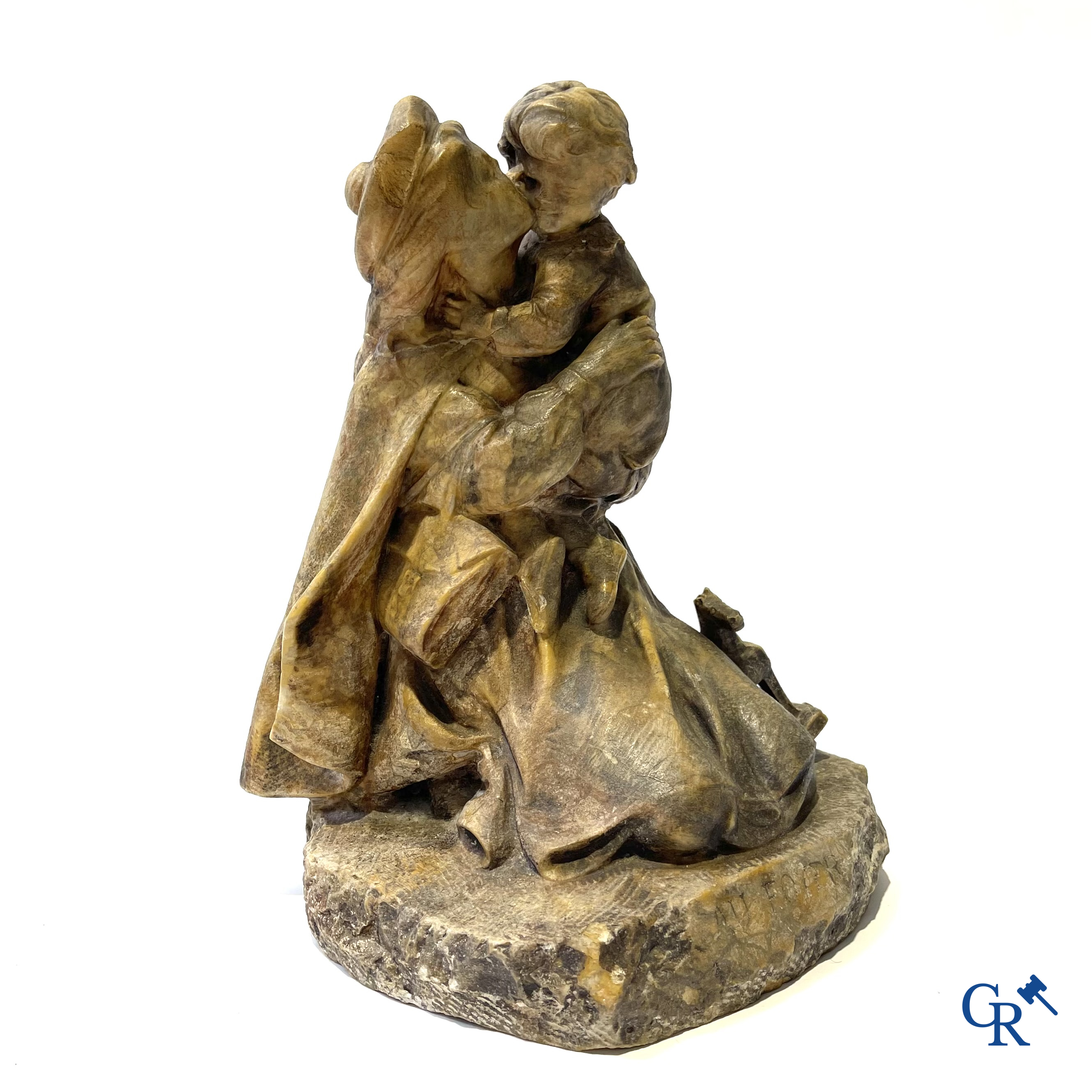 Louis J. Convers (1860-1915) Franse beeldhouwer. "Au Foyer" Moeder met kind in gesculpteerd gesteente. Circa 1900.