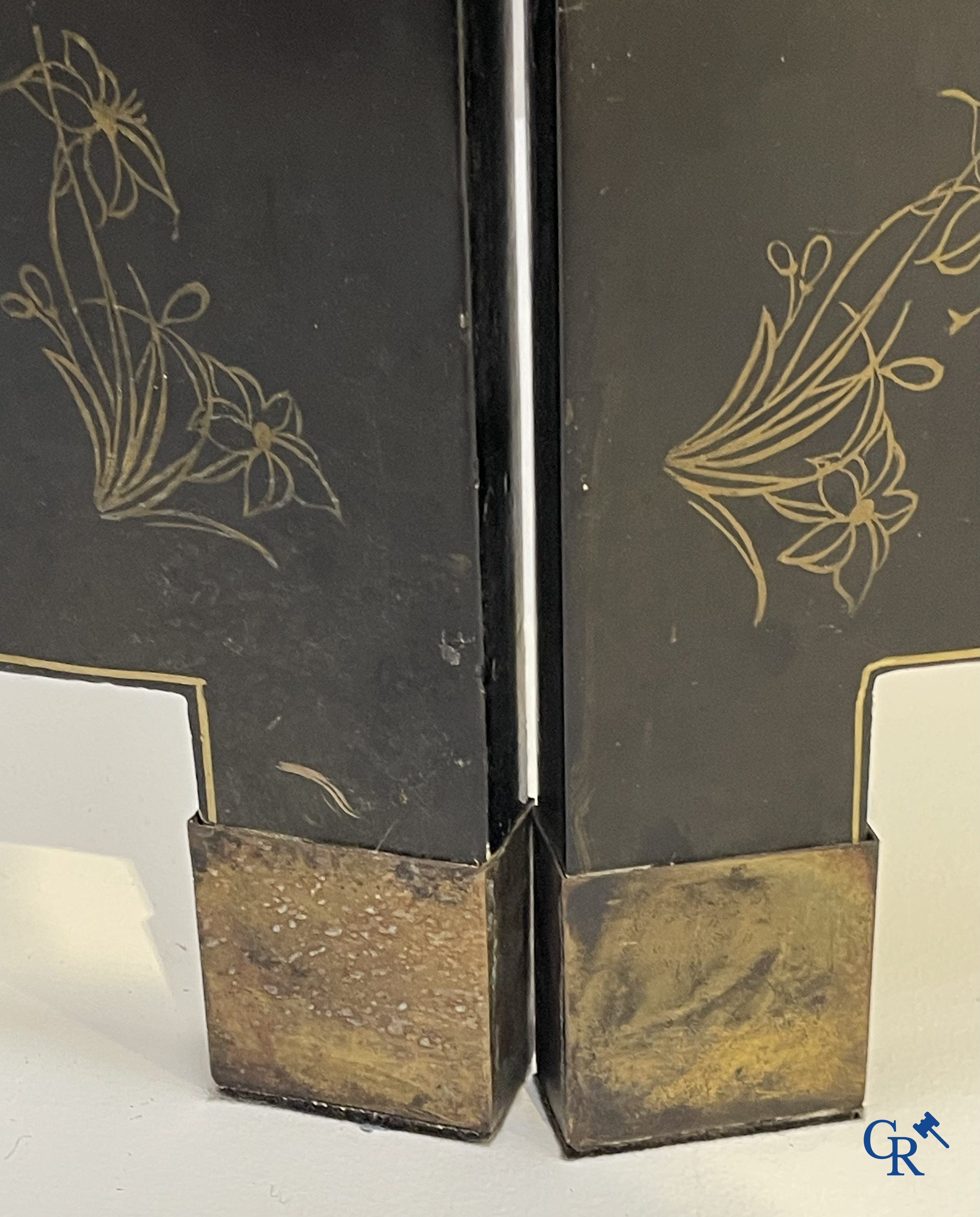 Asian Art. Large room devider in Chinese lacquerware set with various types of stone and inlays. 1st half of the 20th century.