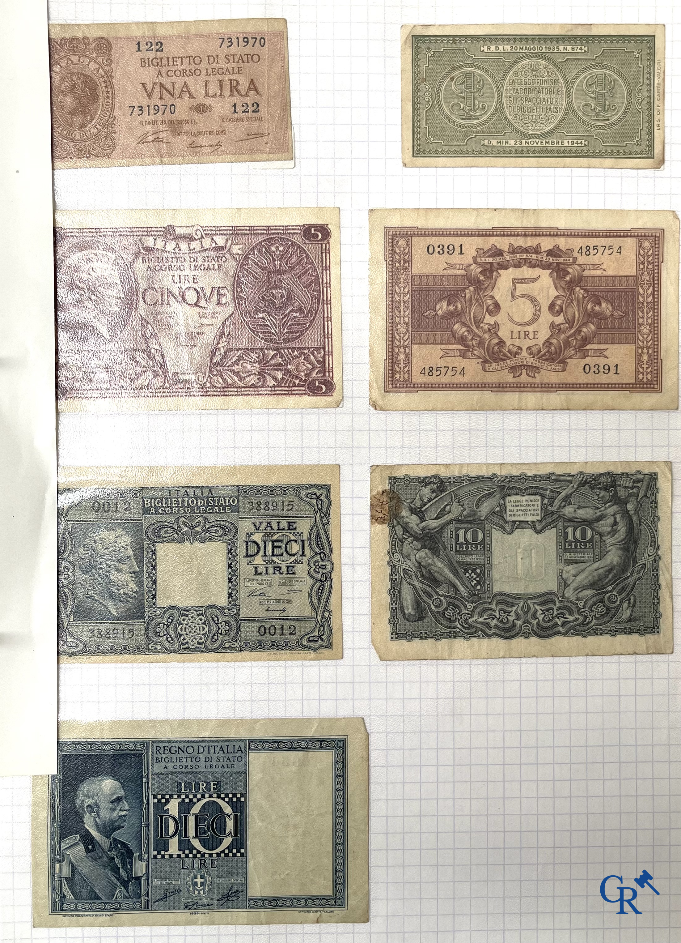 Oude munten en bankbiljetten. Een grote verzameling oude munten en bankbiljetten. Meerdere munten in zilver.
