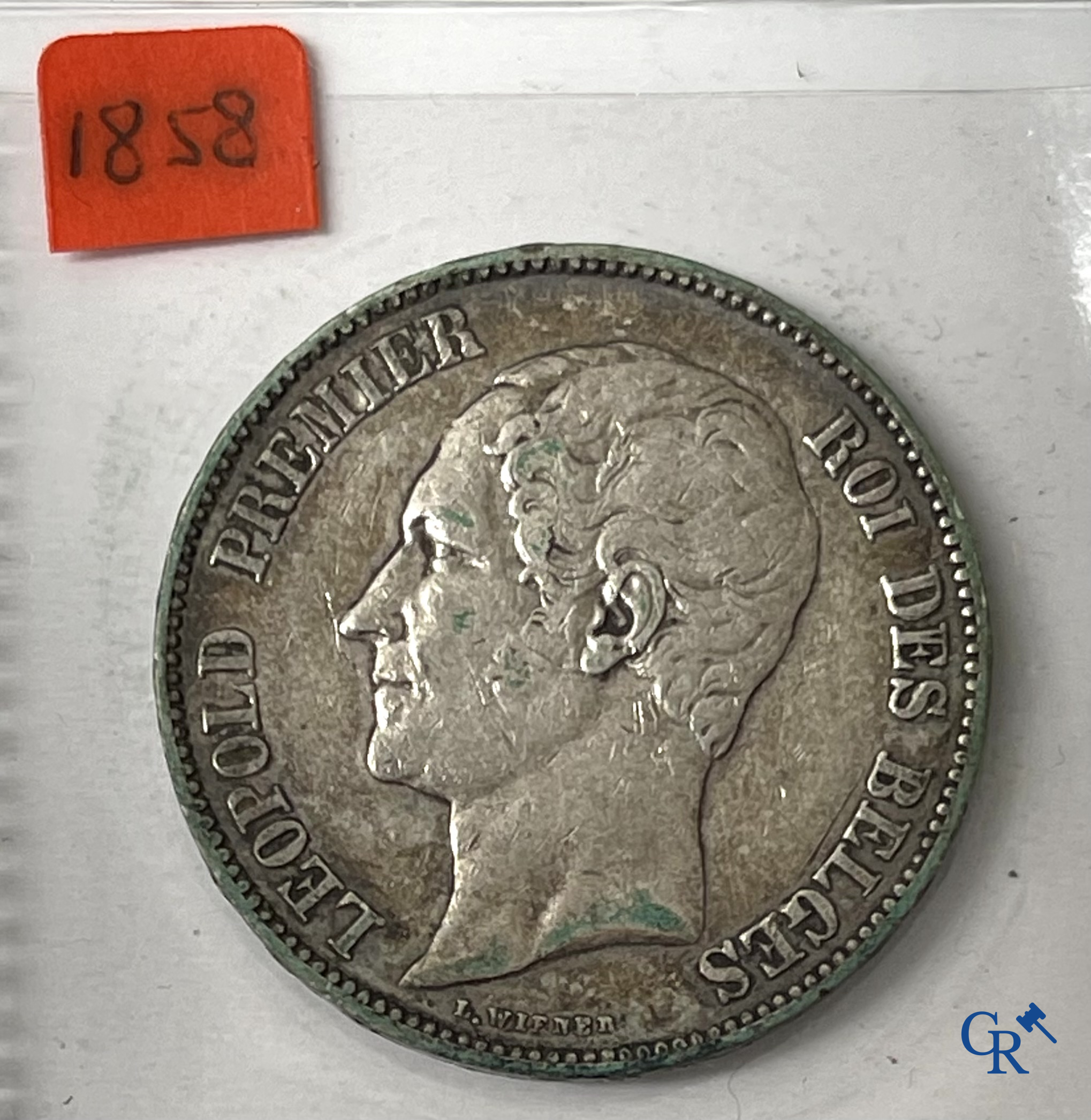 Oude munten en bankbiljetten. Een grote verzameling oude munten en bankbiljetten. Meerdere munten in zilver.