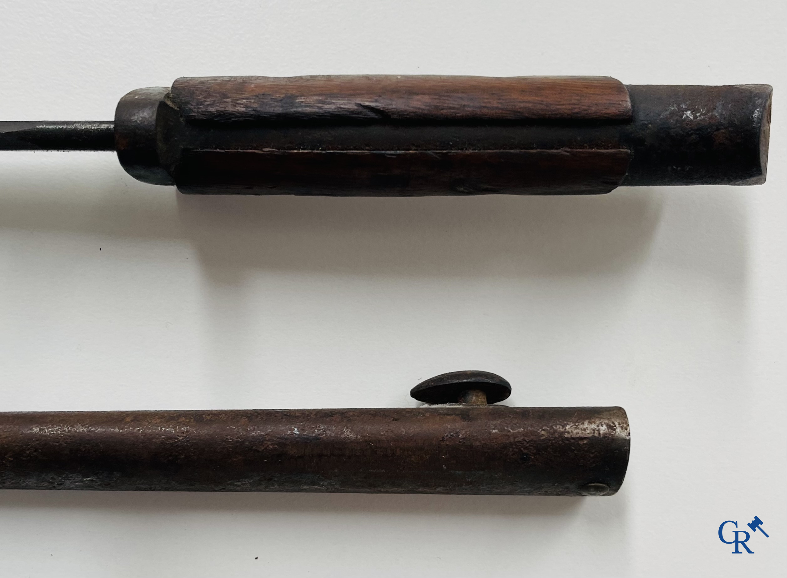 Militaria. W.K & Cie Solingen. Une épée avec fourreau marquée d'un L. 14 couronné. On y joint une baïonnette. (numéroté)