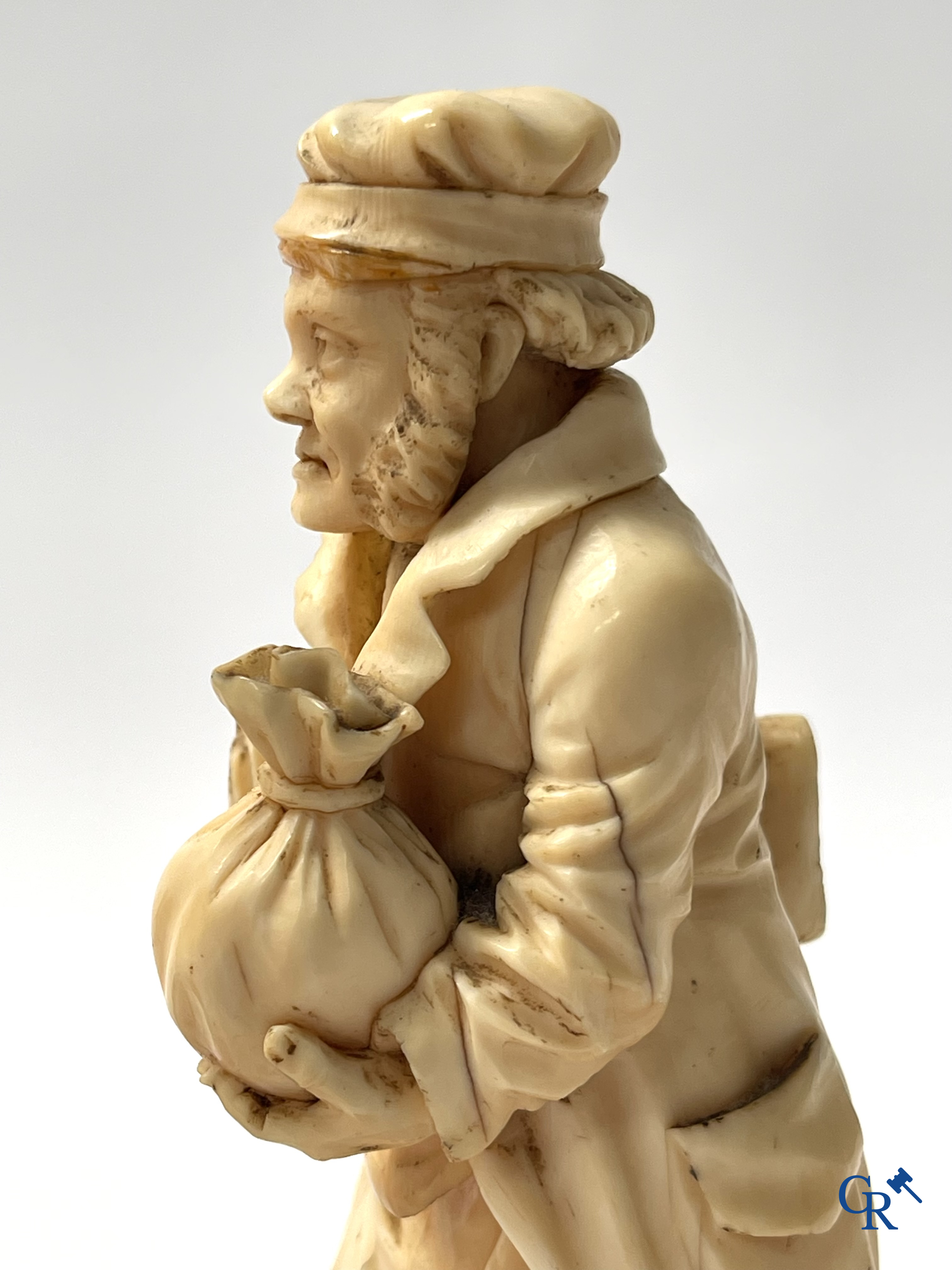 Paar personages in gesculpteerd bot op een zwartgelakte houten sokkel. Duitsland of Frankrijk, 19e eeuw.