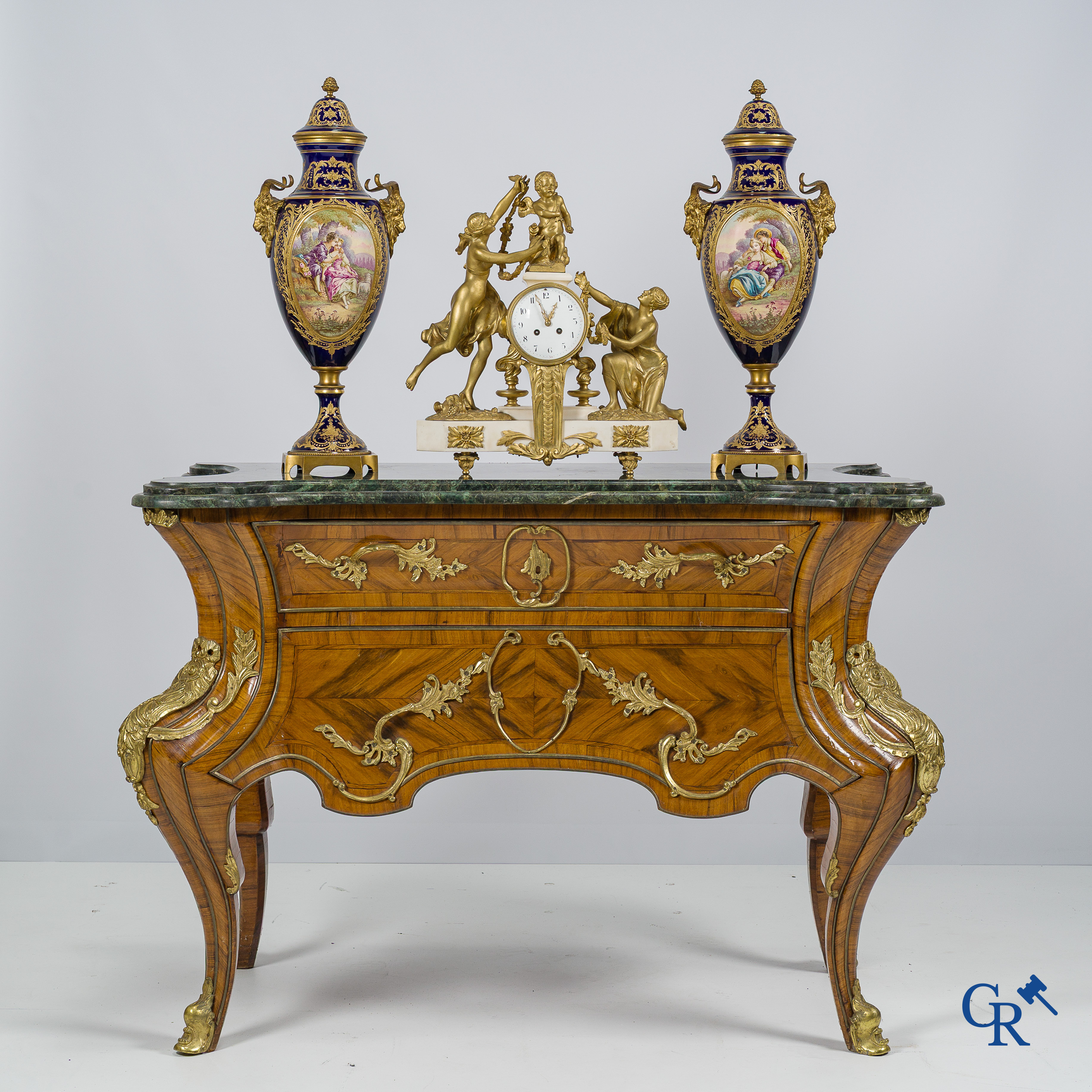 Imposante commode met marmer blad, rijkelijk bewerkt met bronzen monturen. Barok stijl, 20ste eeuw.