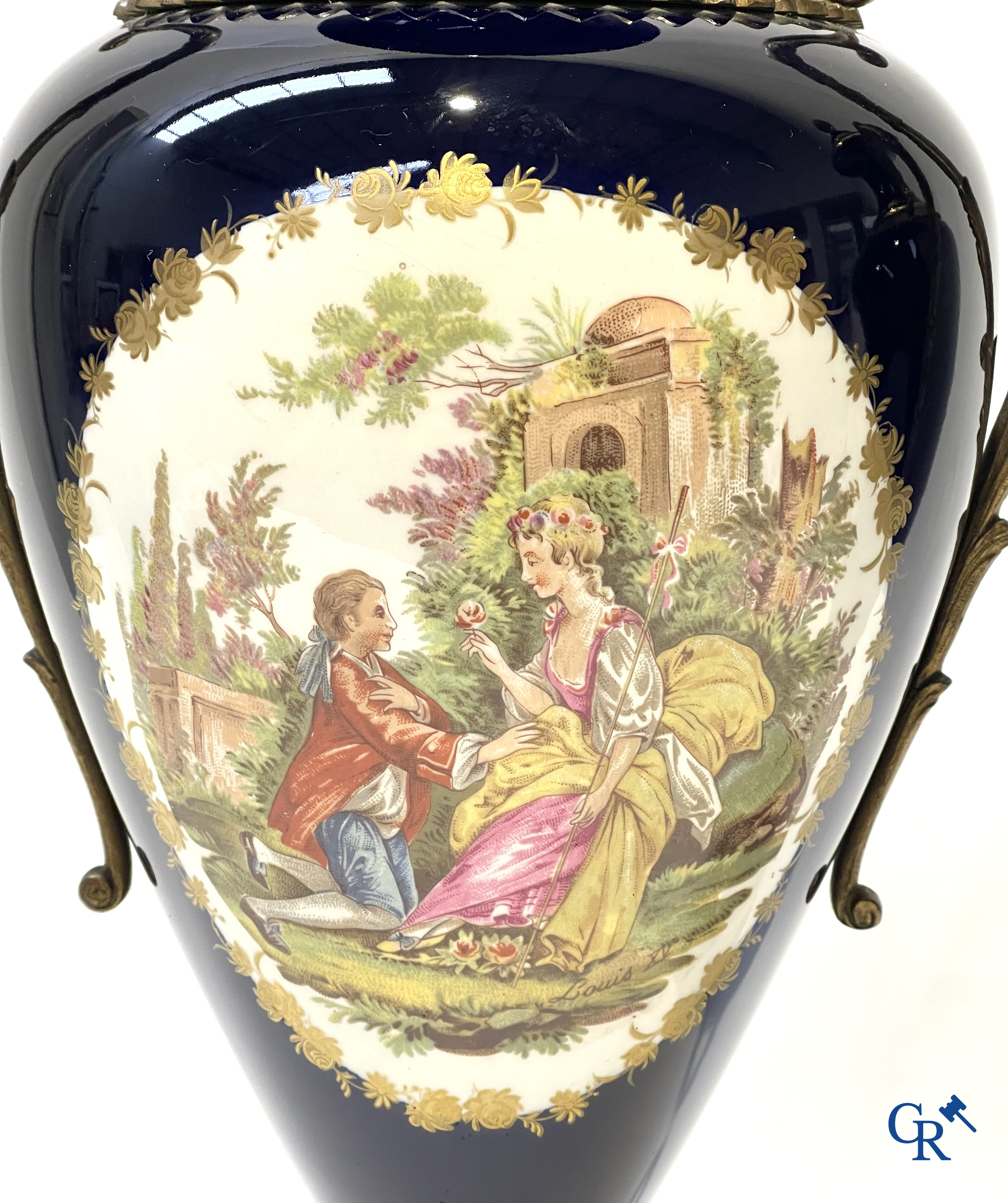 Paar grote vazen in porselein en brons met romantische taferelen. Sèvres stijl. 20ste eeuw.
