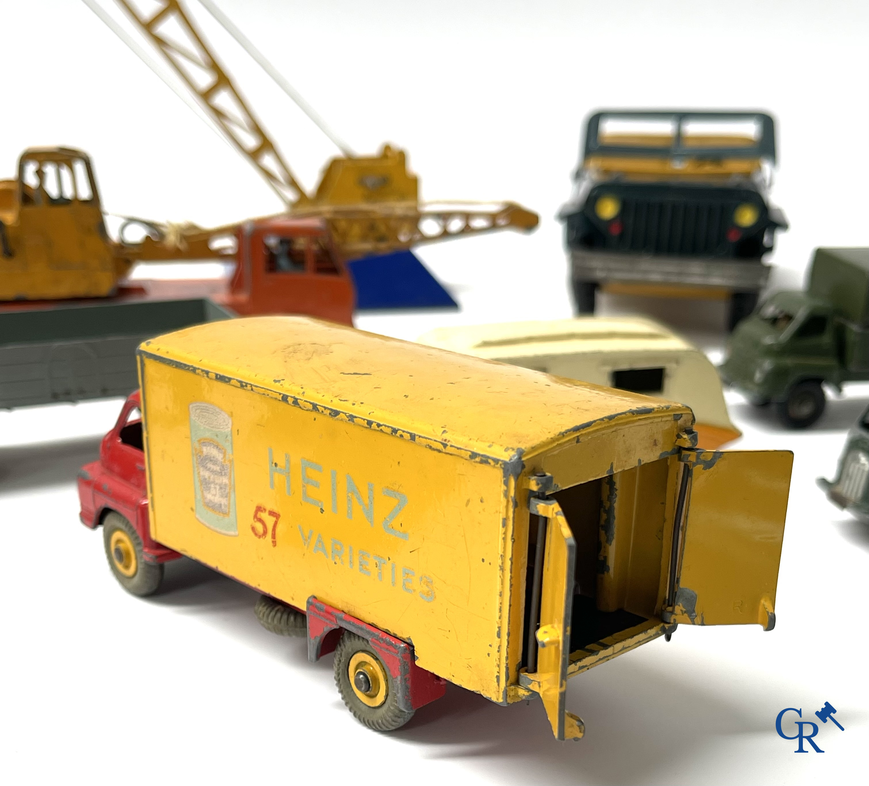 Oud speelgoed. Een interessant lot speelgoed. Dinky toys, Prameta Kölner Automodelle, Contstruction Jeep Japan, enz.