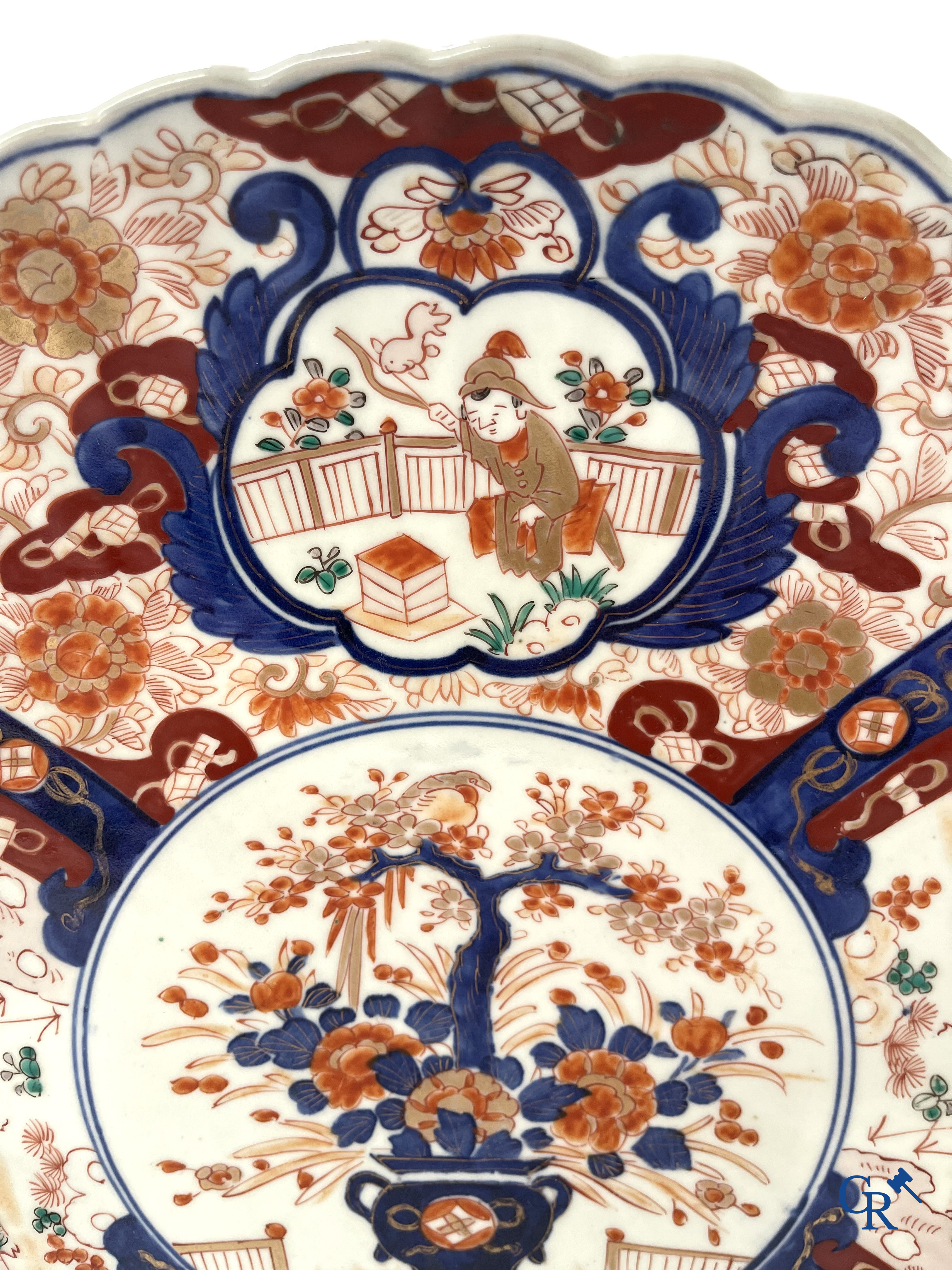 Aziatica. Een grote Japanse Imari schotel. 19e eeuw.