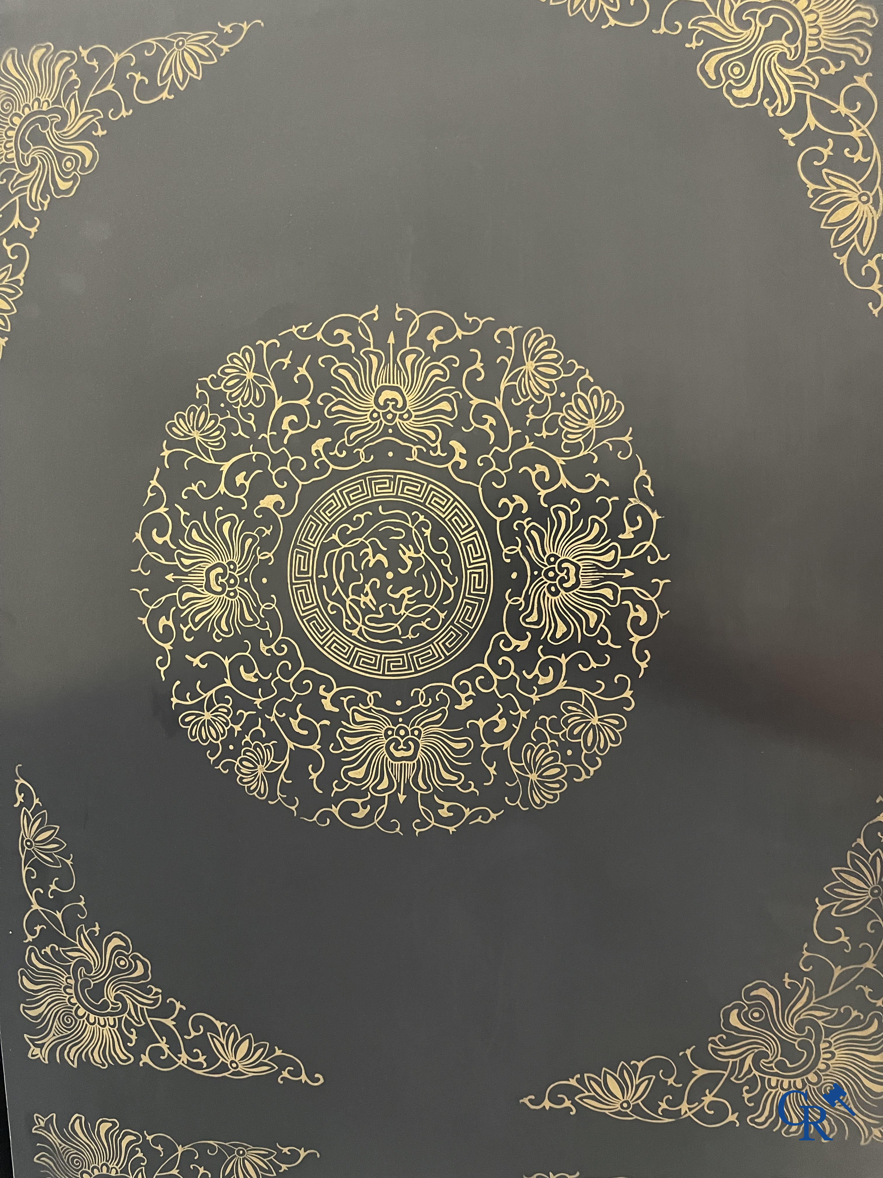 Asian Art. Large room devider in Chinese lacquerware set with various types of stone and inlays. 1st half of the 20th century.