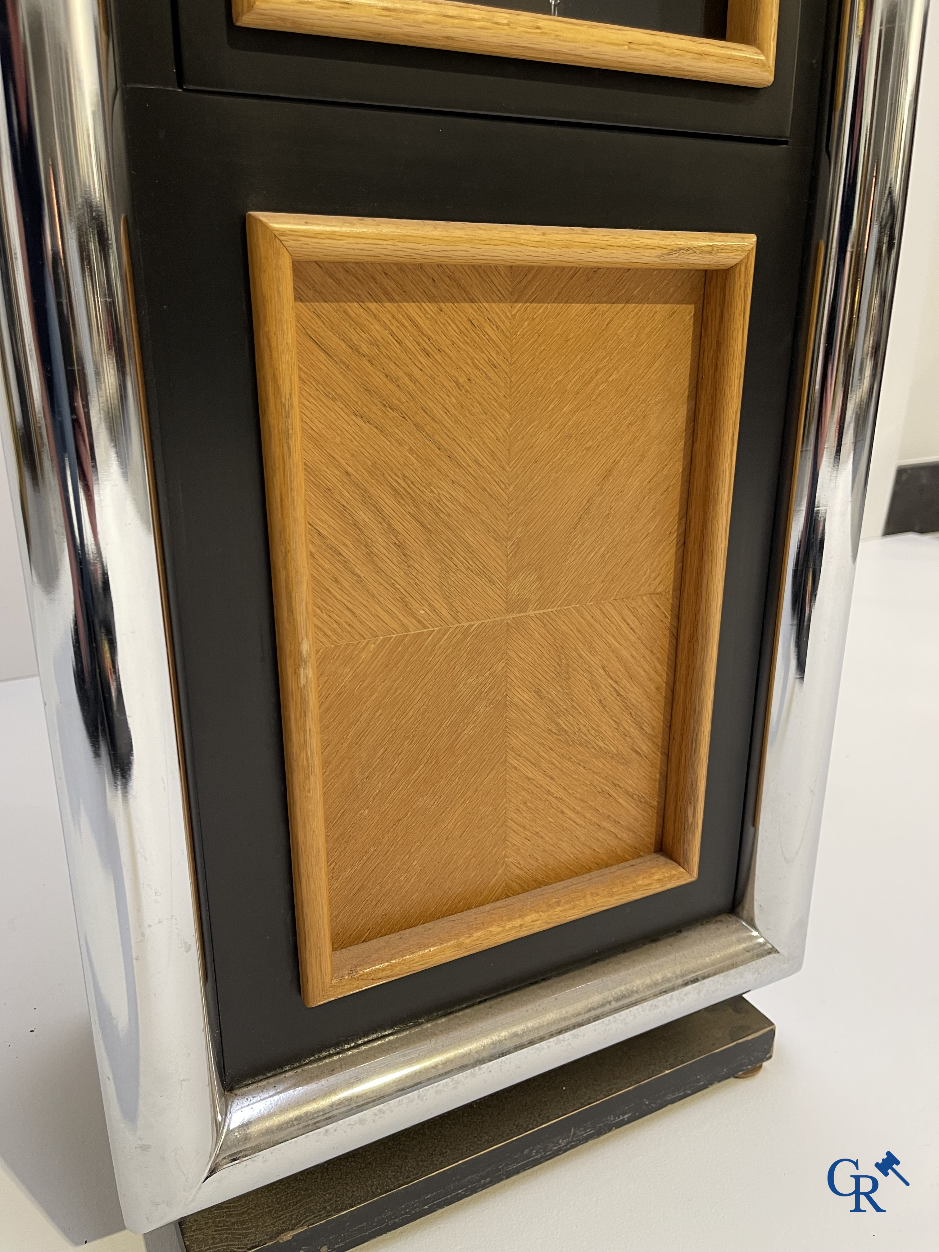 George Nelson voor Howard Miller USA. Een design staande klok, in verchroomd metaal en hout. Circa 1960.