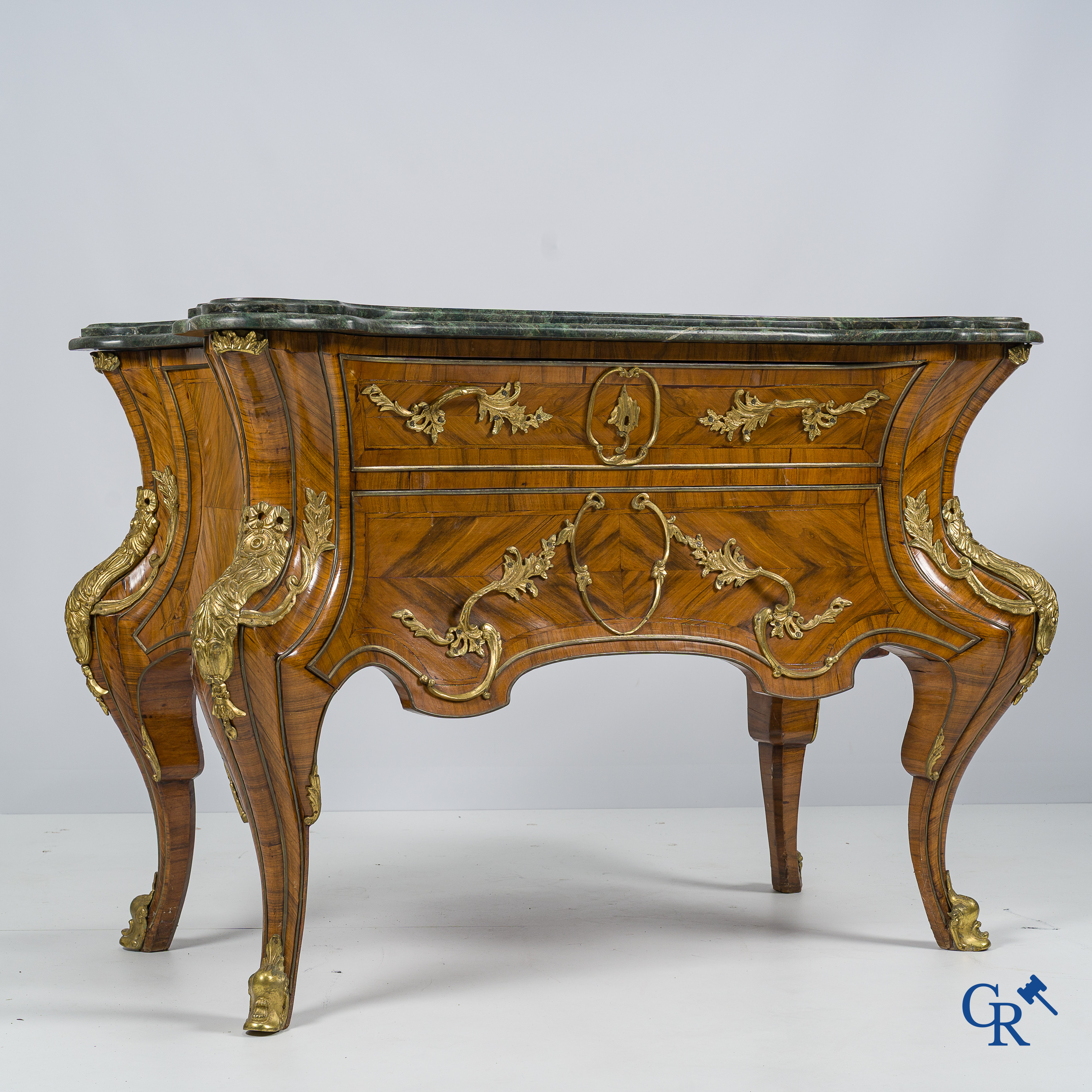 Imposante commode met marmer blad, rijkelijk bewerkt met bronzen monturen. Barok stijl, 20ste eeuw.