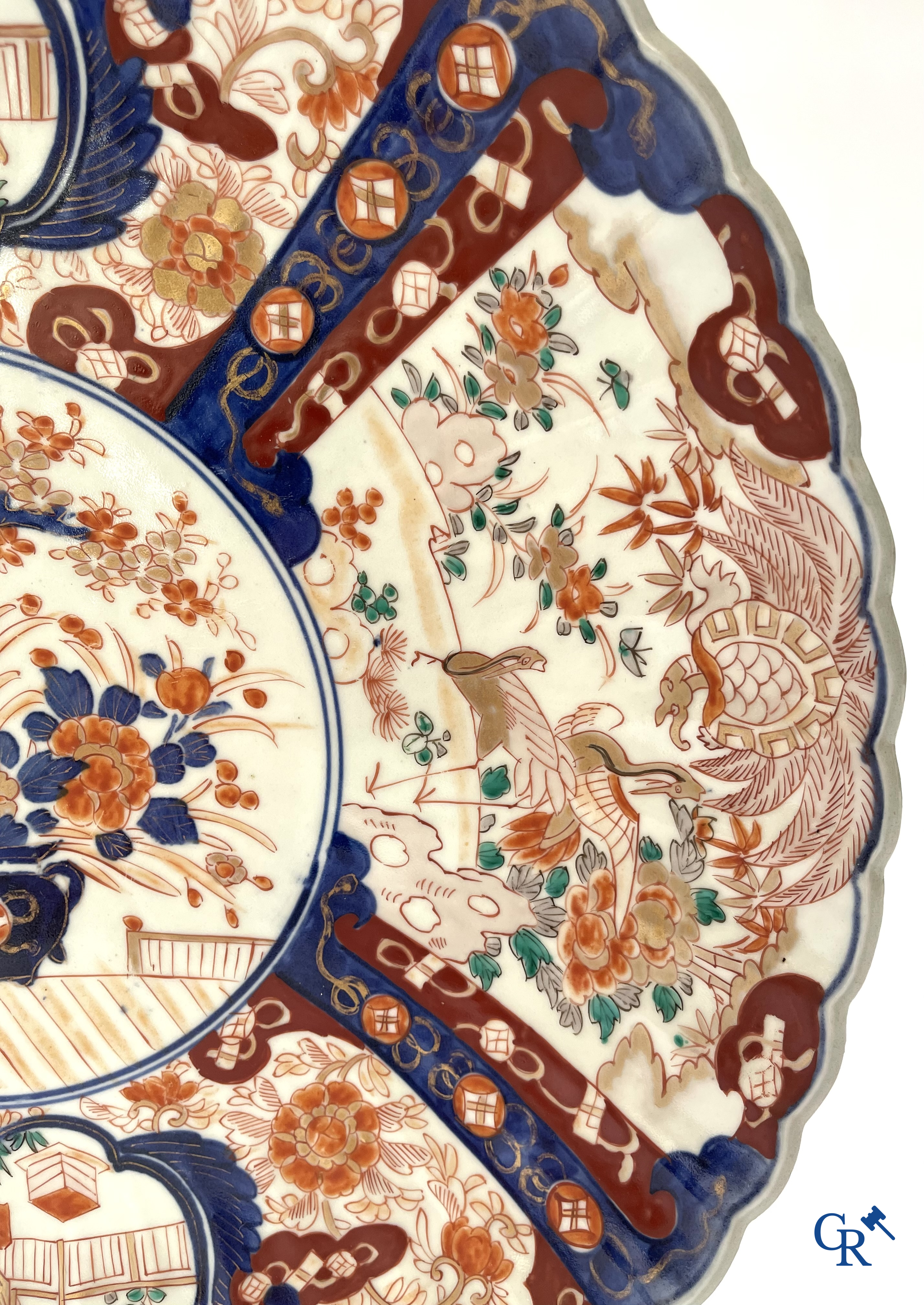 Aziatica. Een grote Japanse Imari schotel. 19e eeuw.