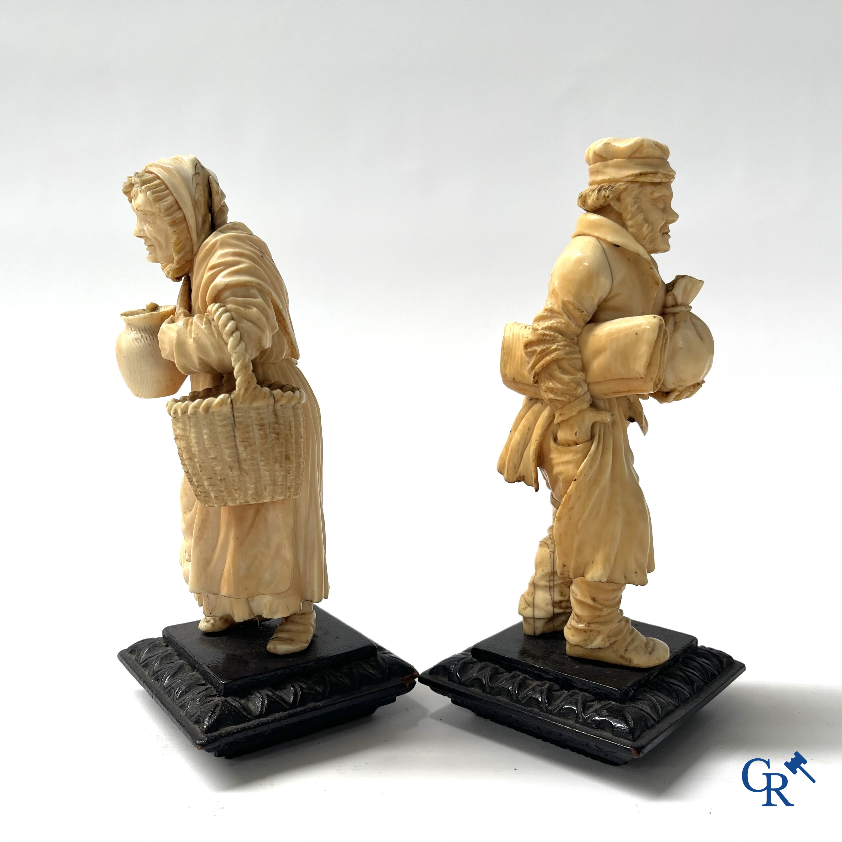 Paar personages in gesculpteerd bot op een zwartgelakte houten sokkel. Duitsland of Frankrijk, 19e eeuw.